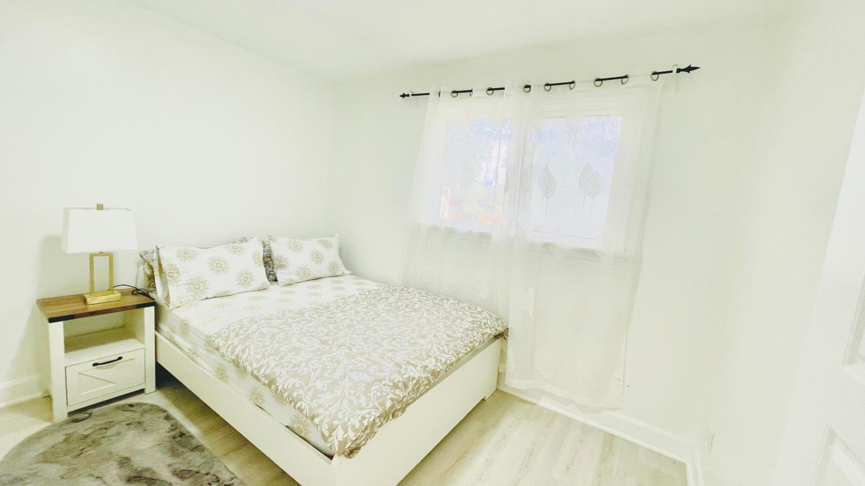 Amazing Home Near Toronto Airport with 2 Parking