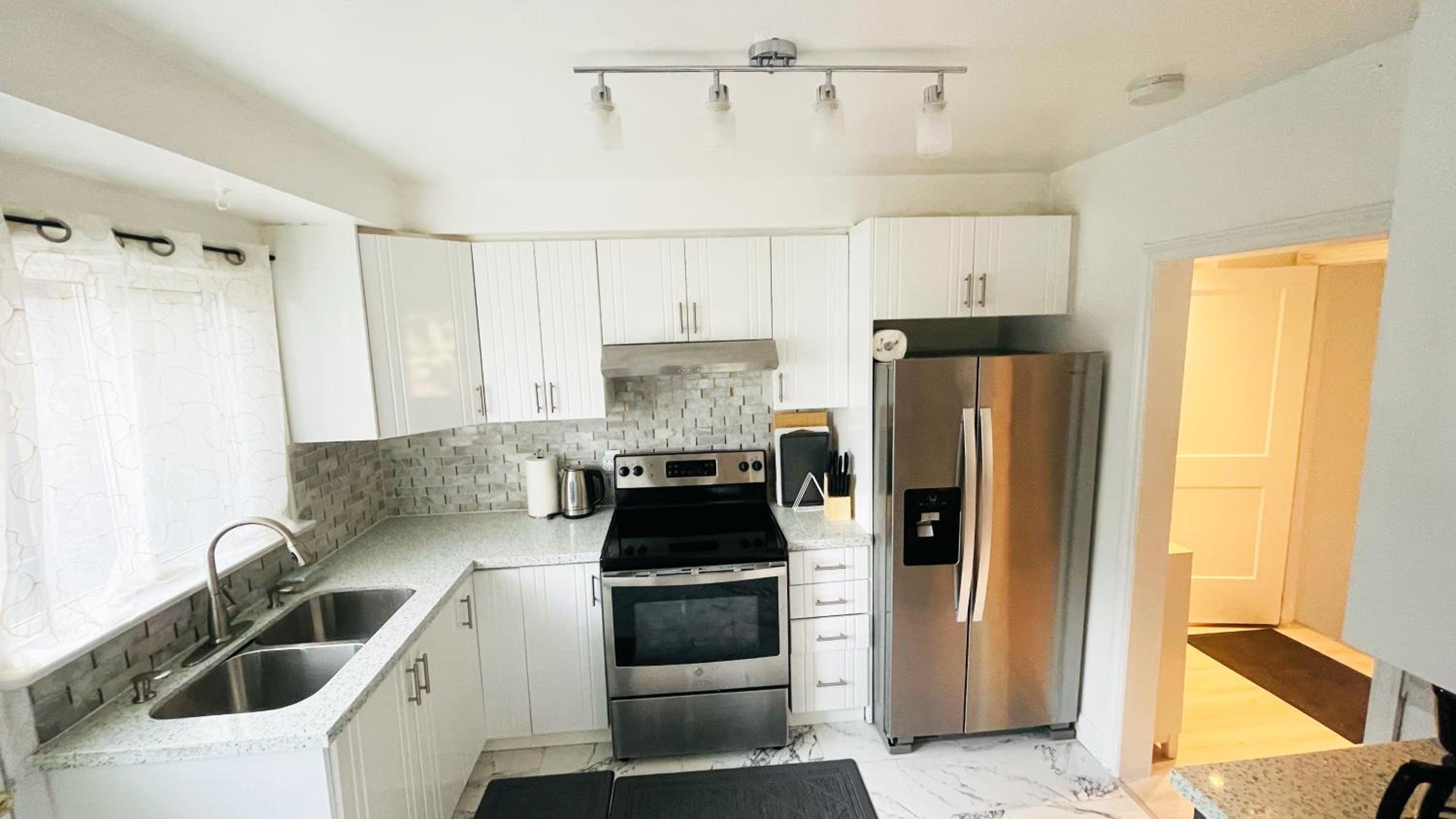 Amazing Home Near Toronto Airport with 2 Parking