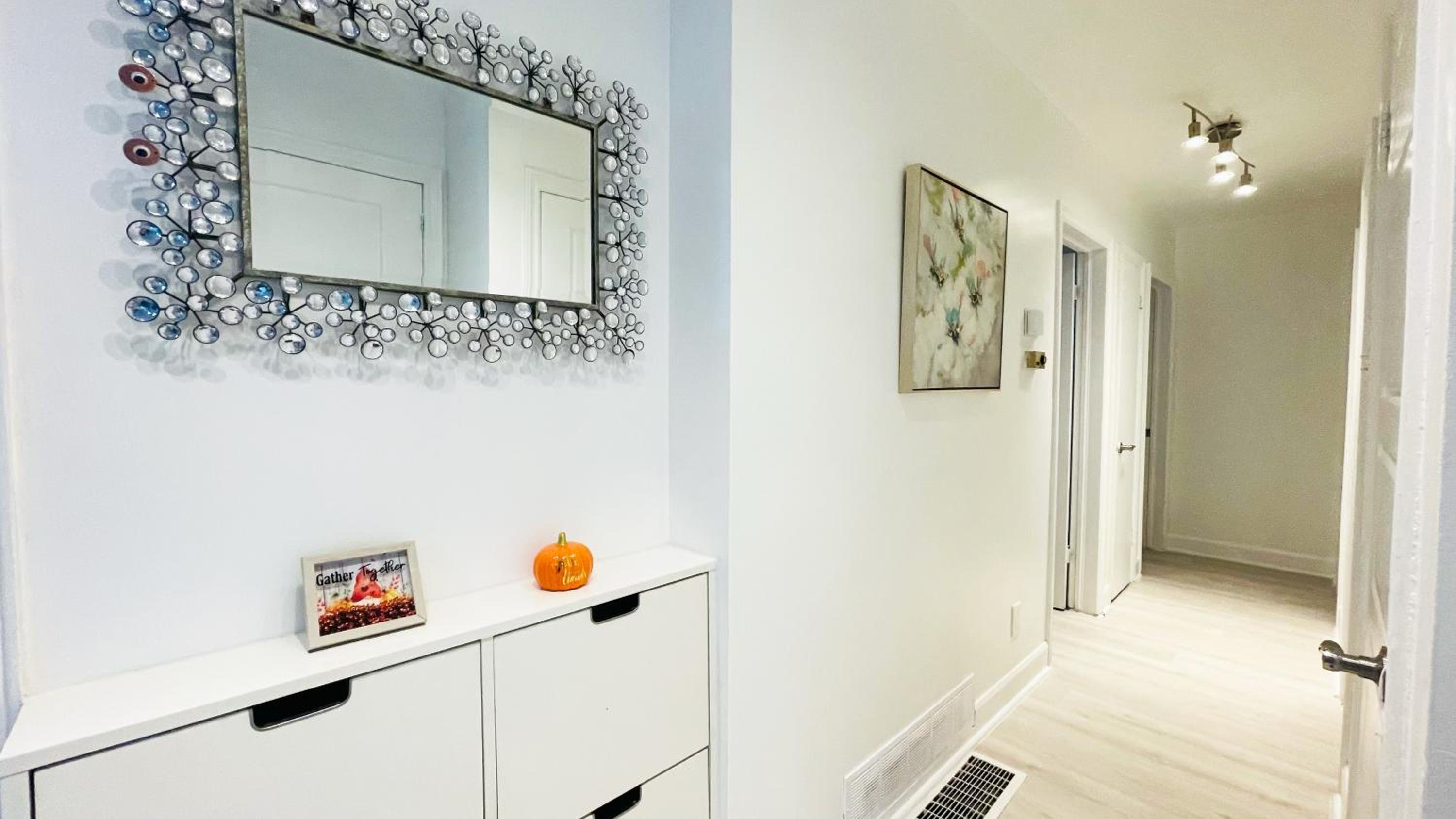 Amazing Home Near Toronto Airport with 2 Parking