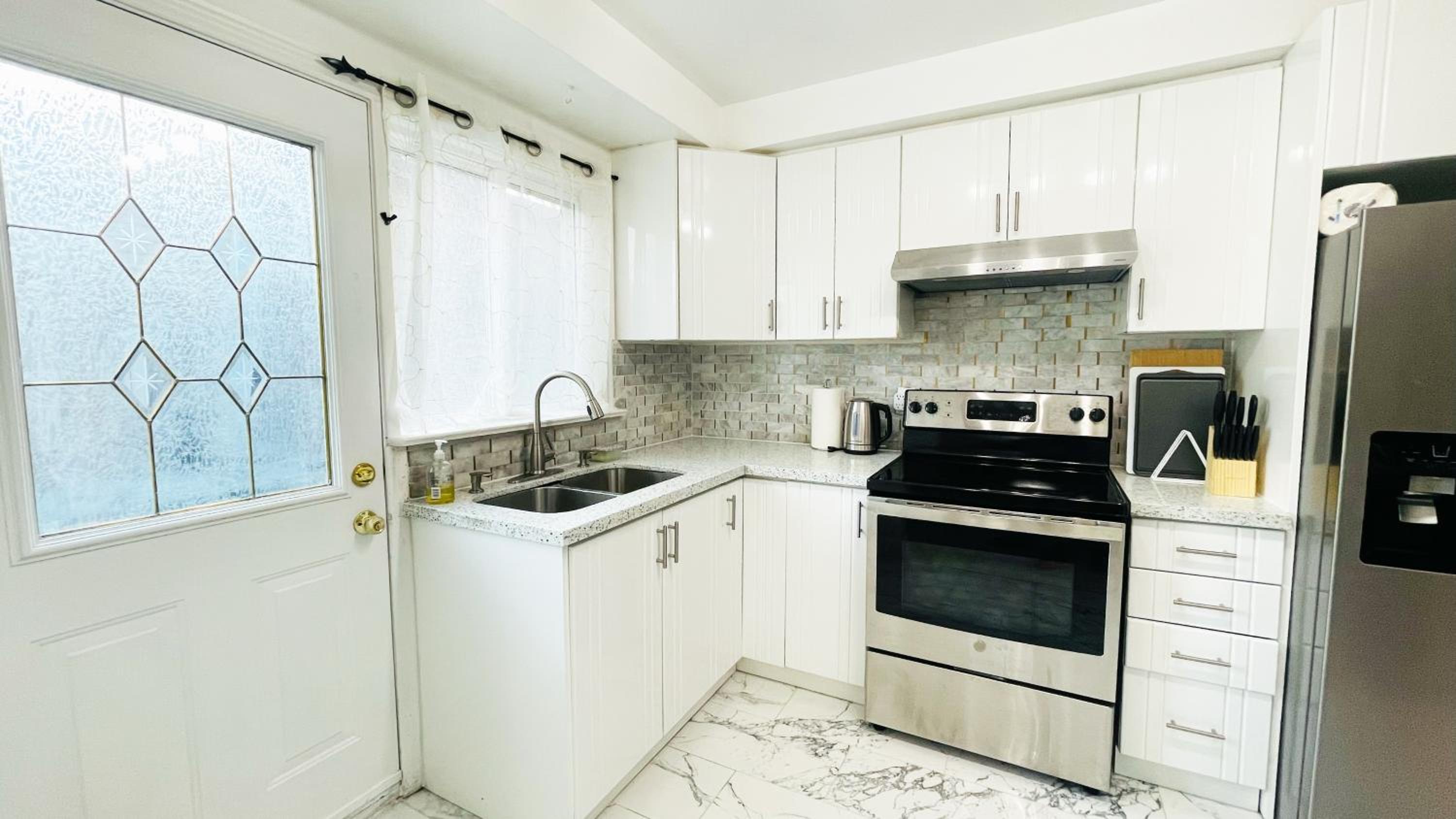 Amazing Home Near Toronto Airport with 2 Parking