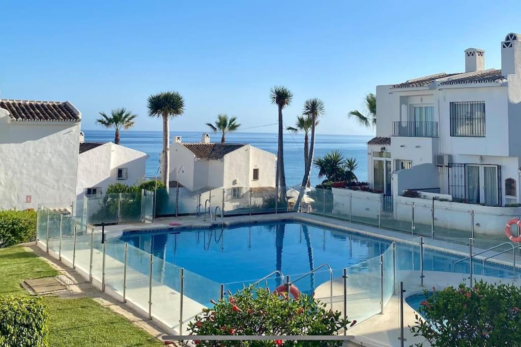 Nyrenoverat! Beachfront townhouse med pool