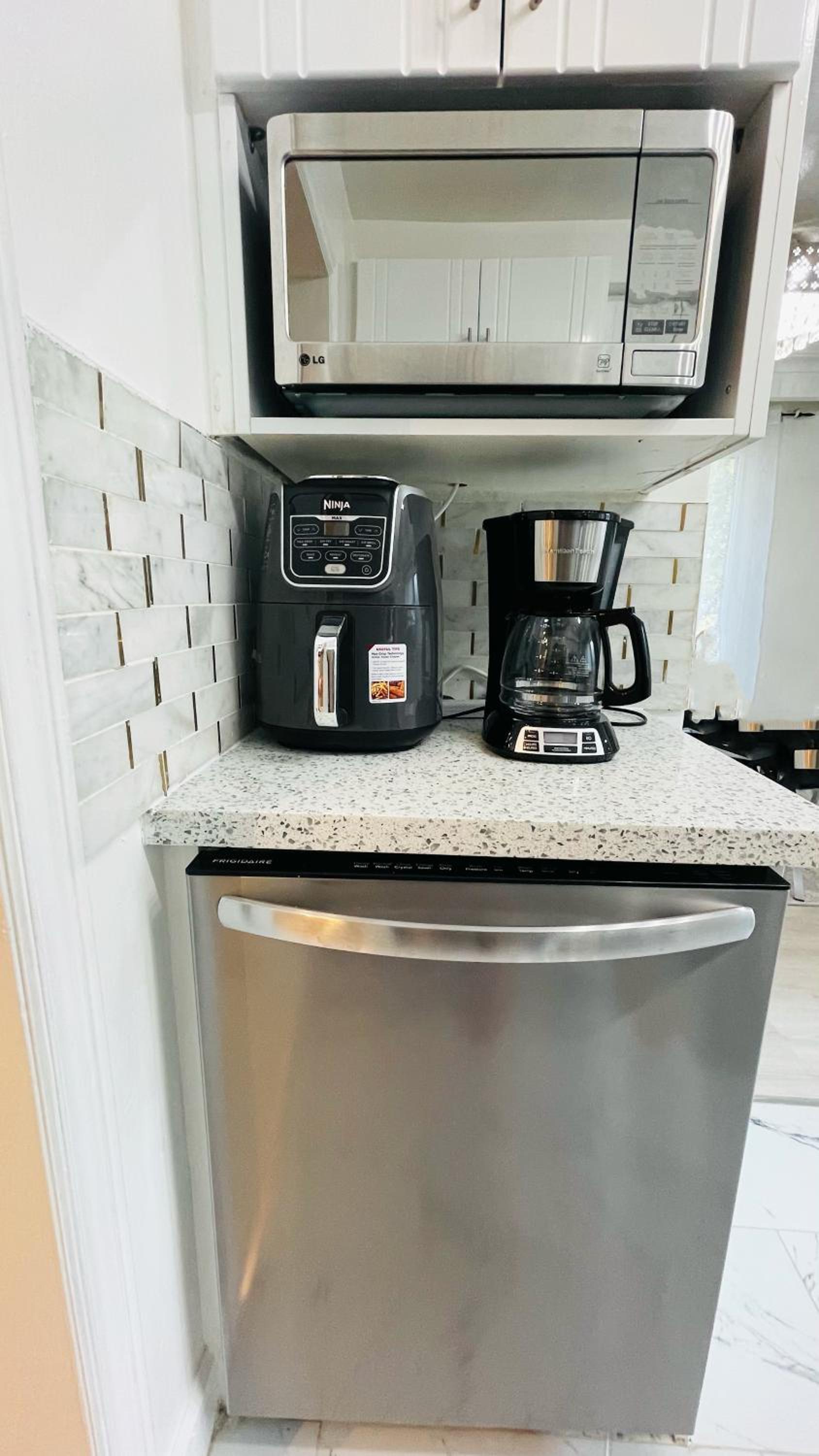 Amazing Home Near Toronto Airport with 2 Parking