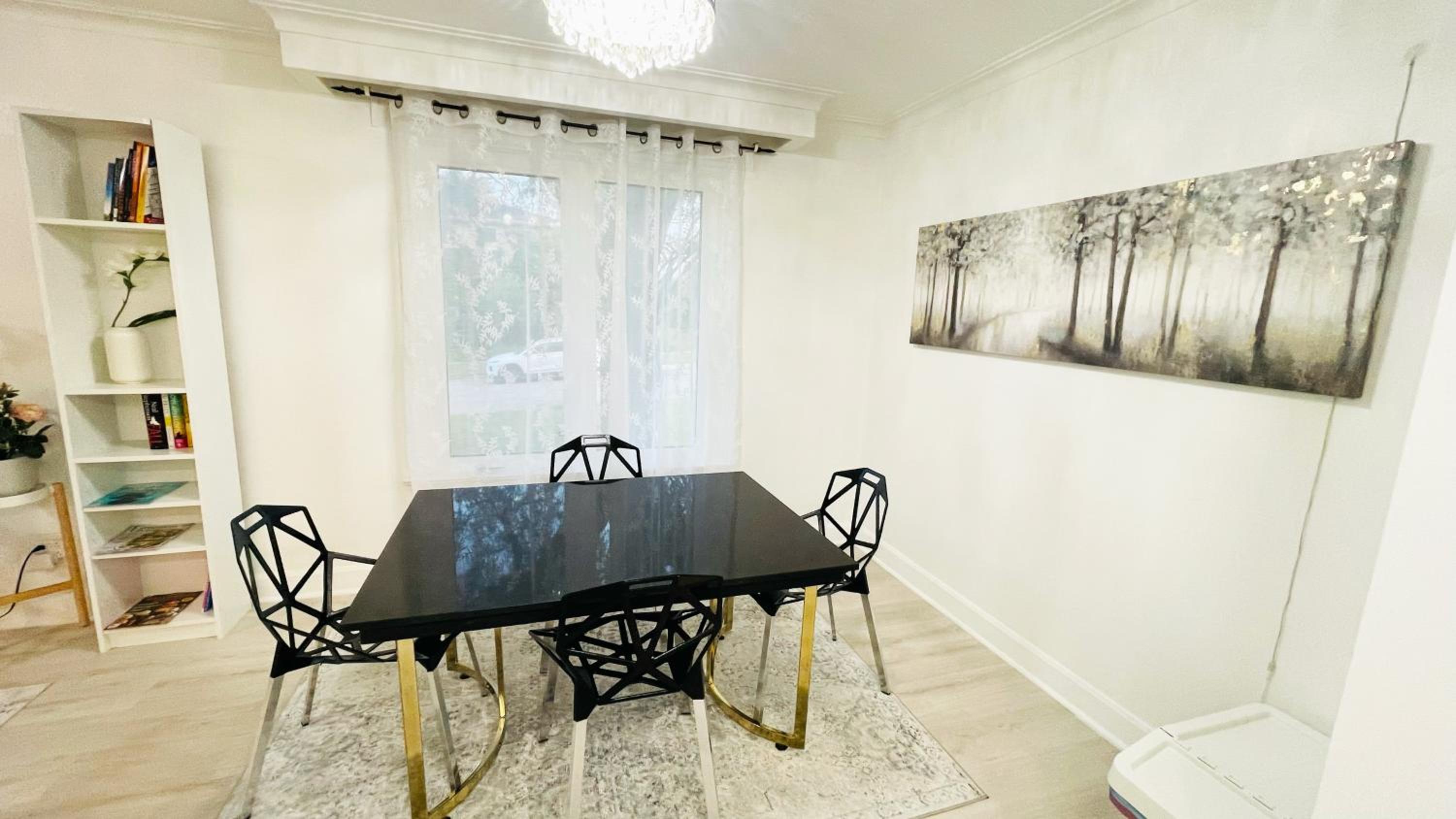 Amazing Home Near Toronto Airport with 2 Parking