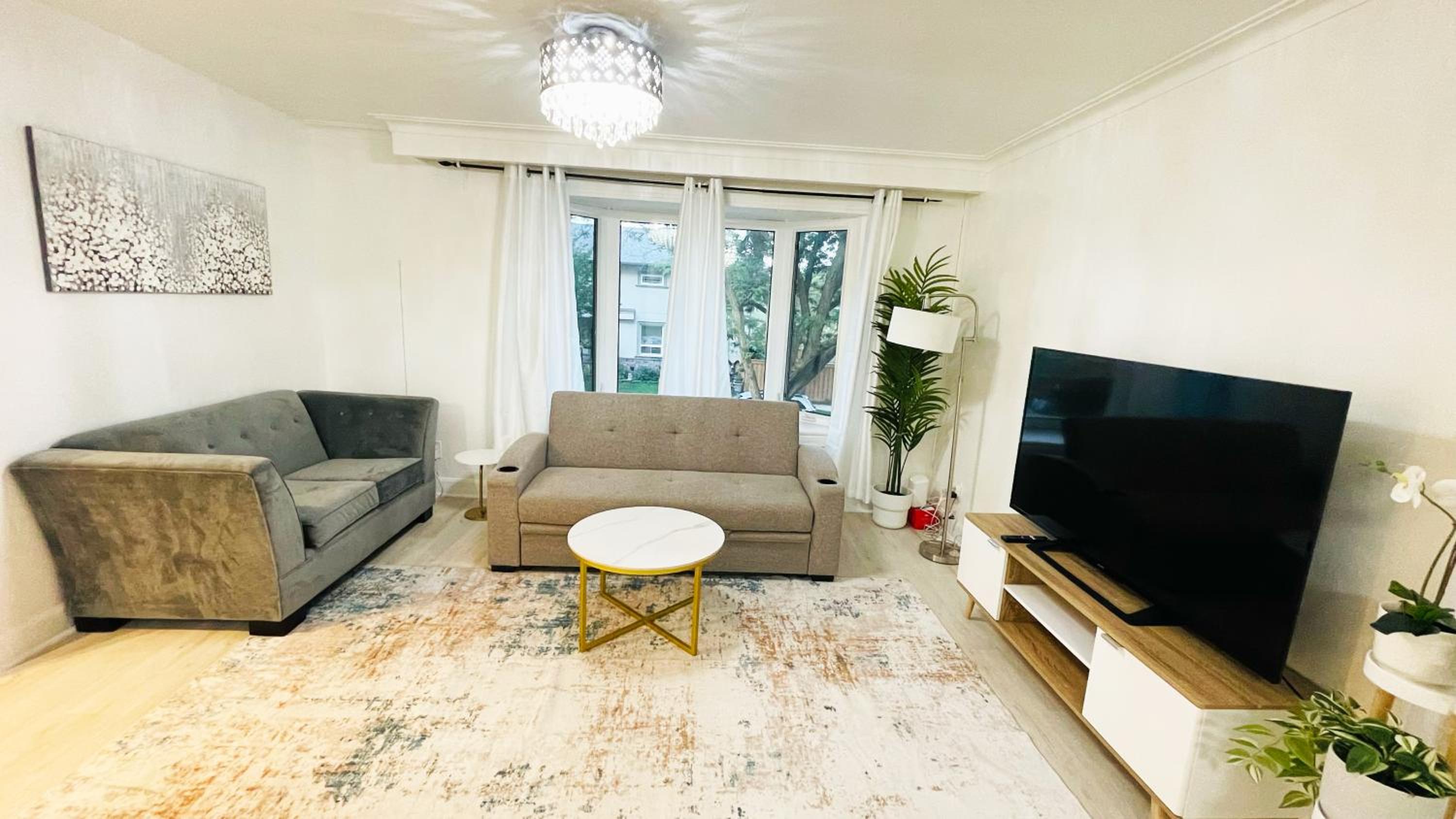 Amazing Home Near Toronto Airport with 2 Parking