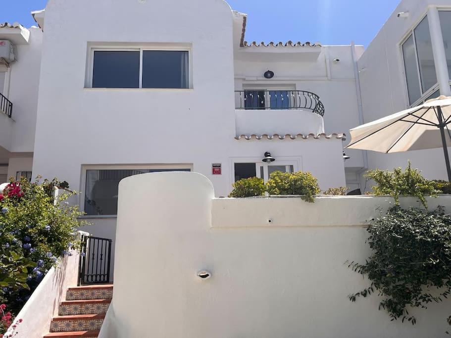 Nyrenoverat! Beachfront townhouse med pool