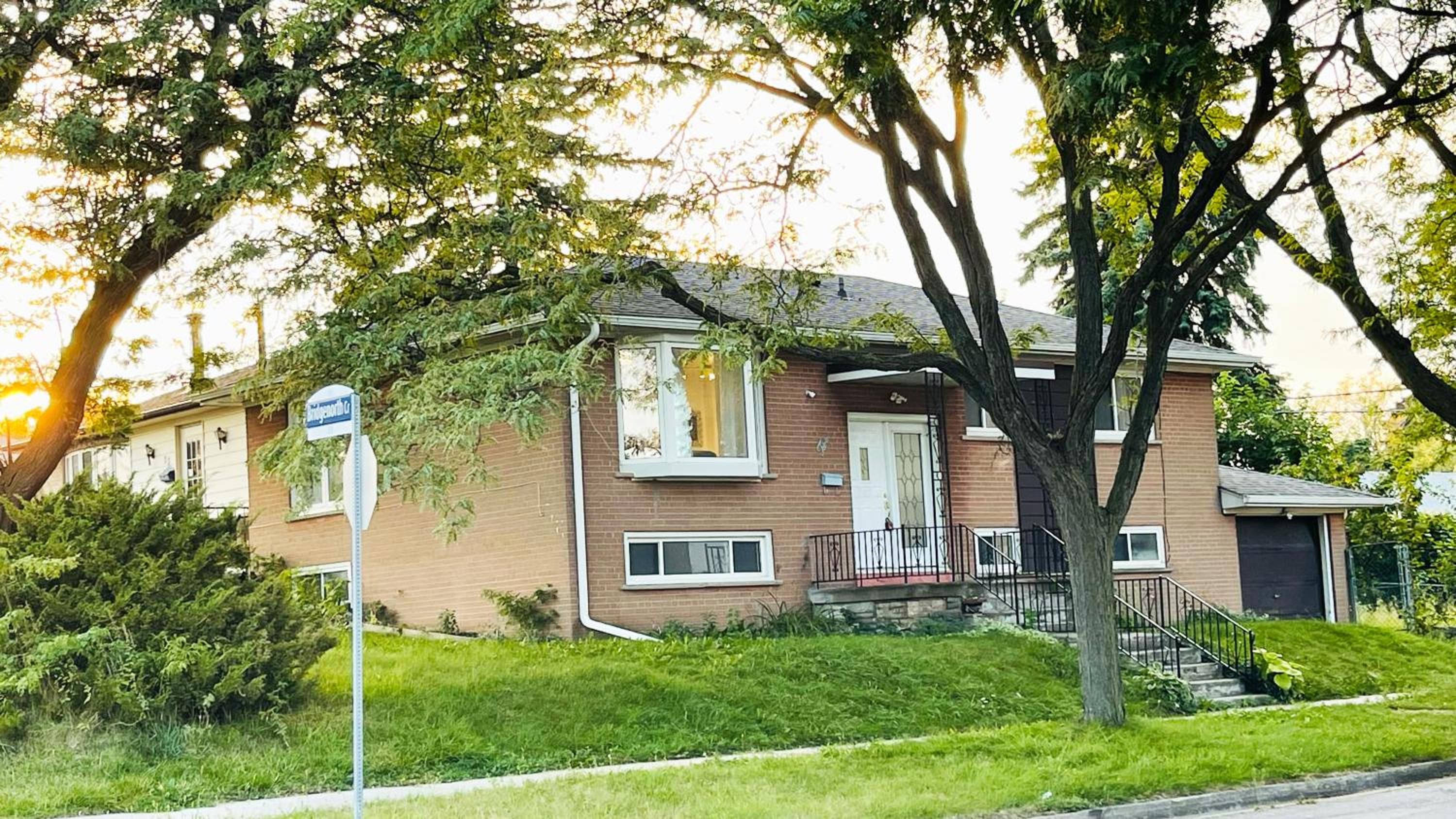 Amazing Home Near Toronto Airport with 2 Parking