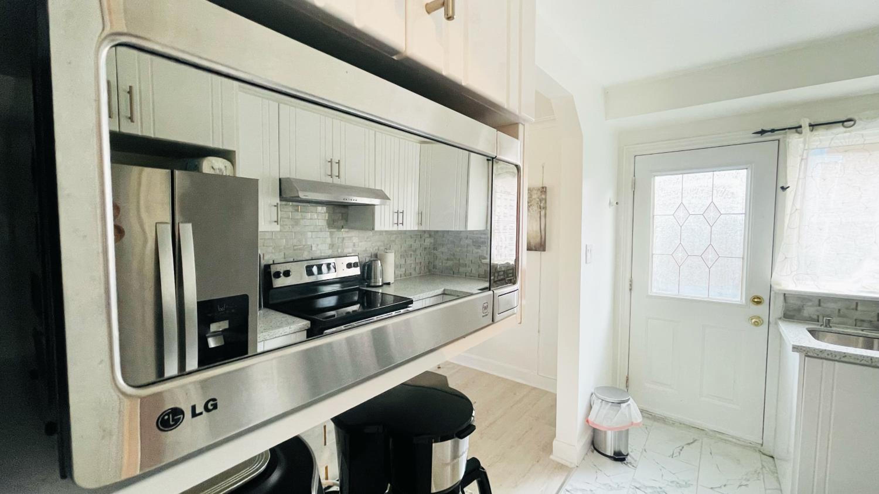 Amazing Home Near Toronto Airport with 2 Parking