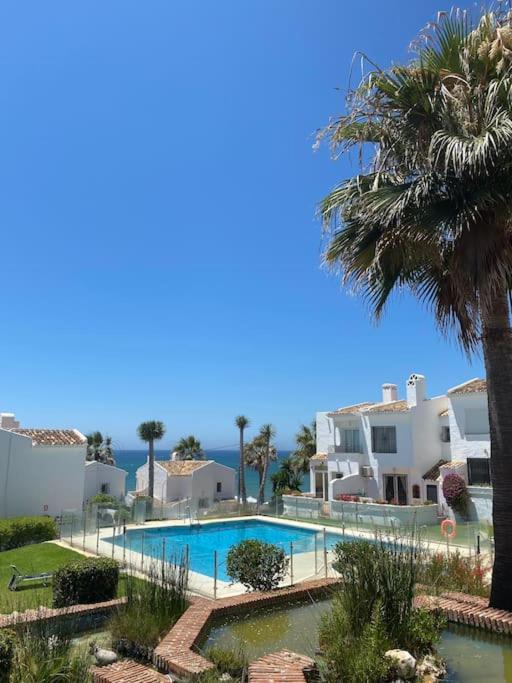 Nyrenoverat! Beachfront townhouse med pool