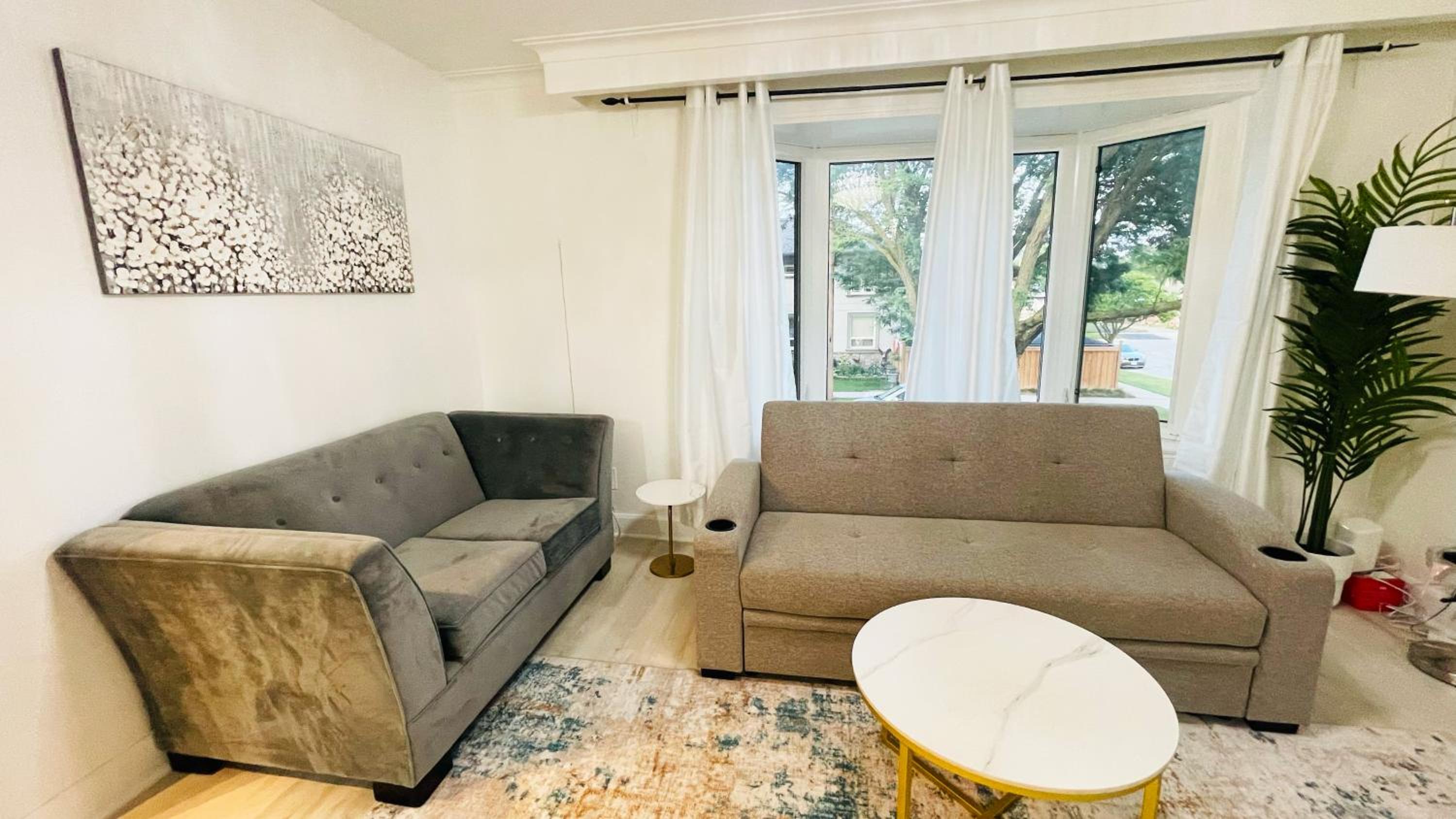 Amazing Home Near Toronto Airport with 2 Parking