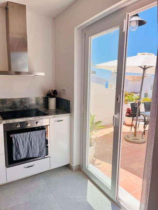 Nyrenoverat! Beachfront townhouse med pool