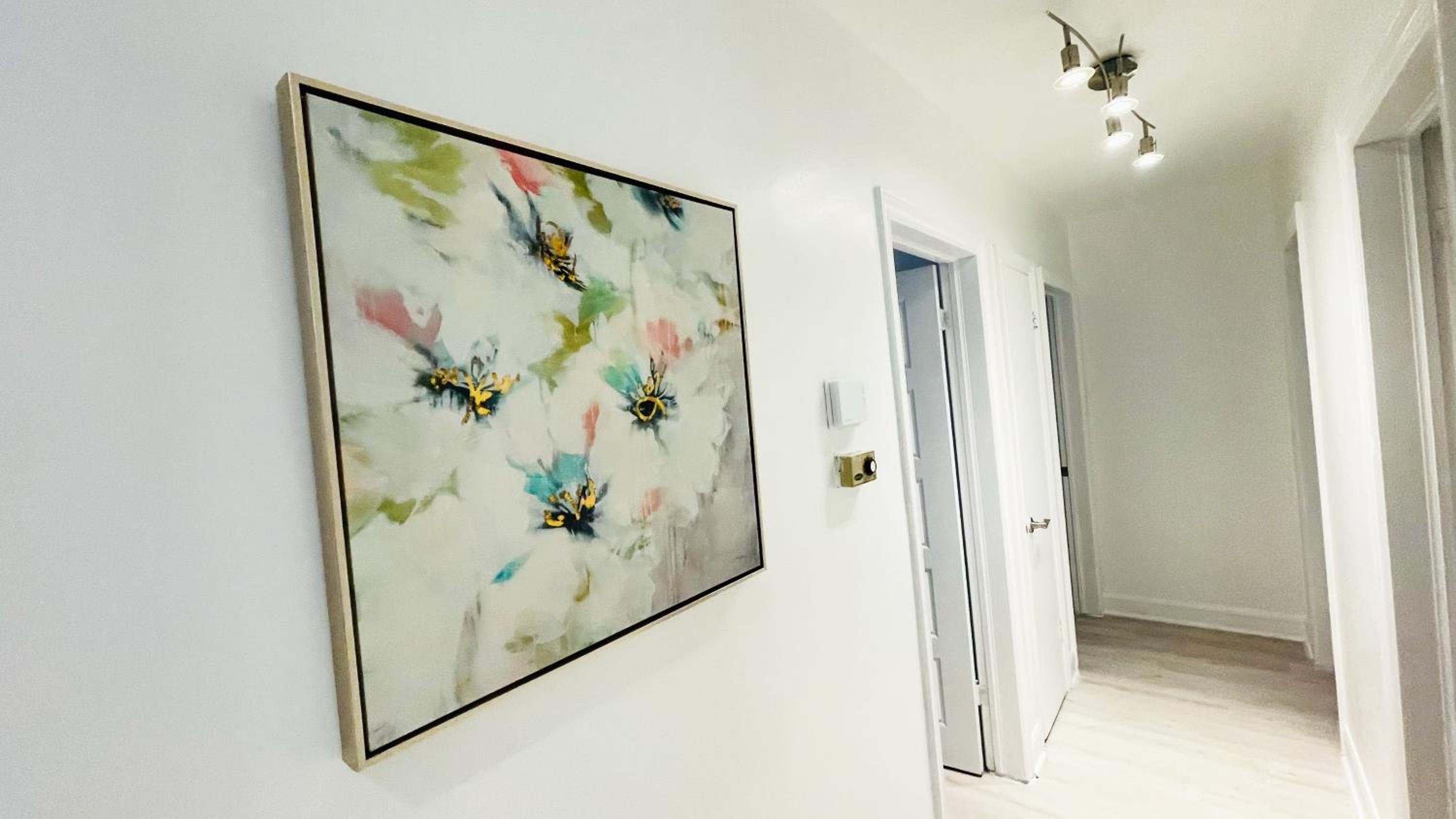 Amazing Home Near Toronto Airport with 2 Parking