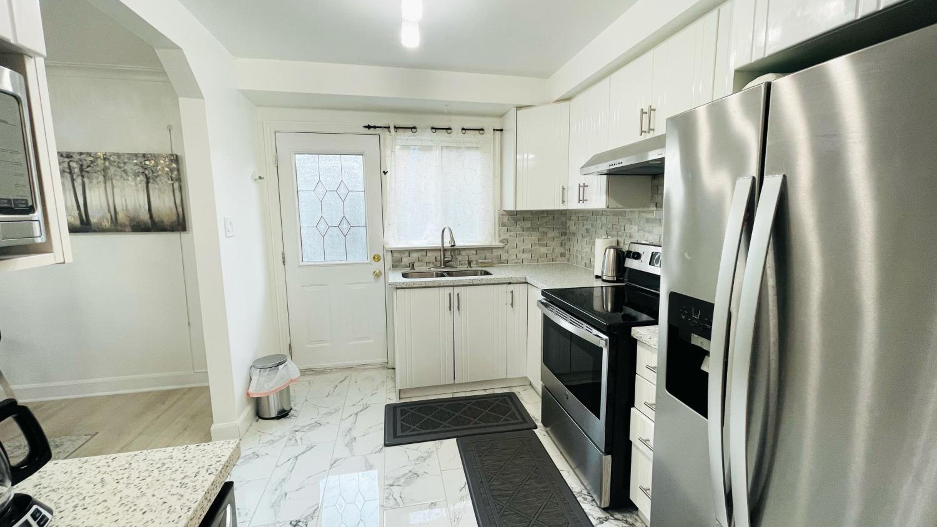 Amazing Home Near Toronto Airport with 2 Parking