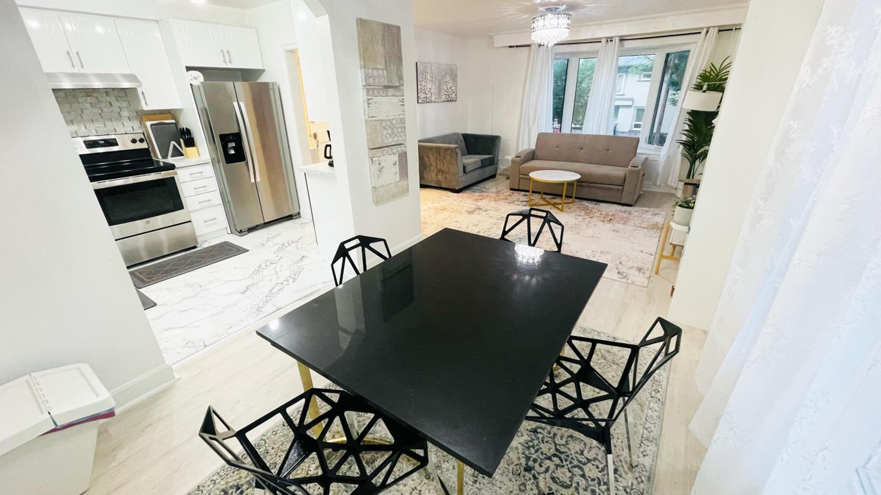 Amazing Home Near Toronto Airport with 2 Parking