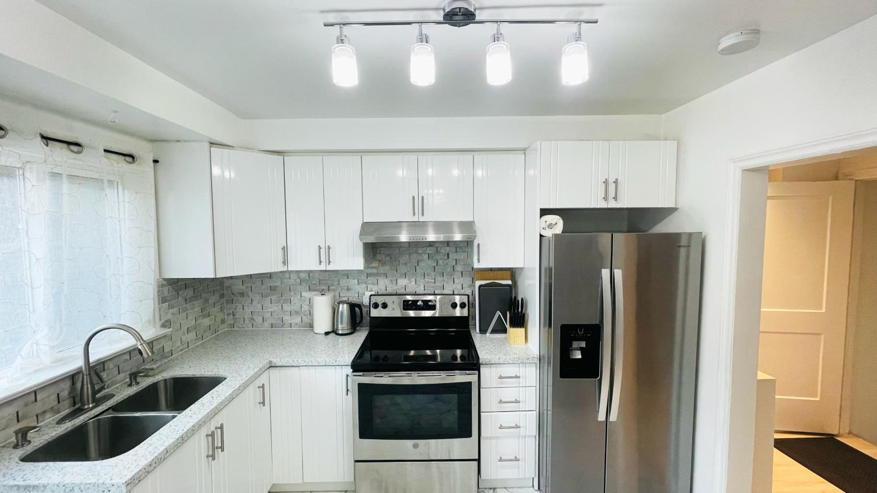 Amazing Home Near Toronto Airport with 2 Parking