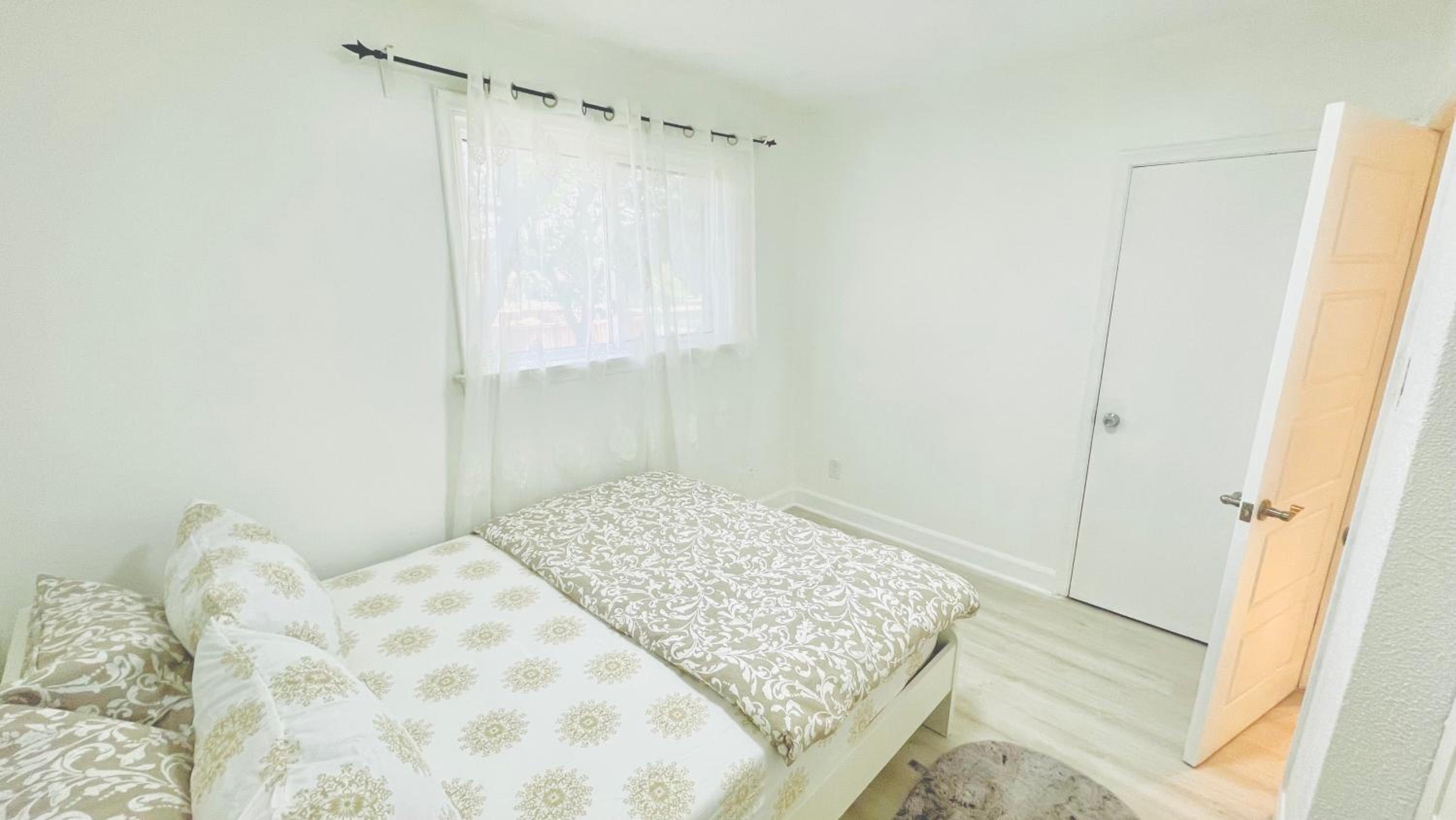 Amazing Home Near Toronto Airport with 2 Parking