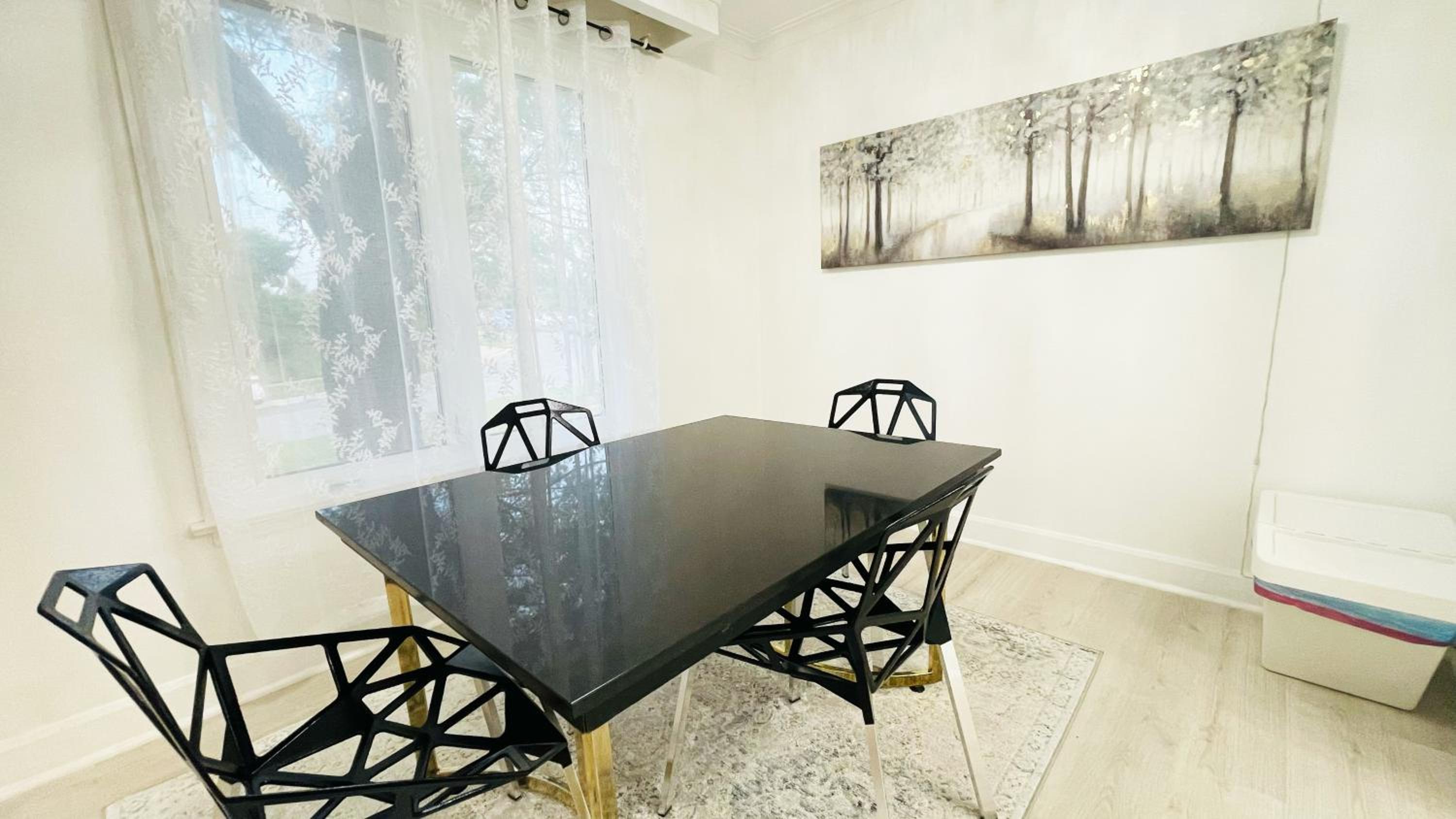 Amazing Home Near Toronto Airport with 2 Parking