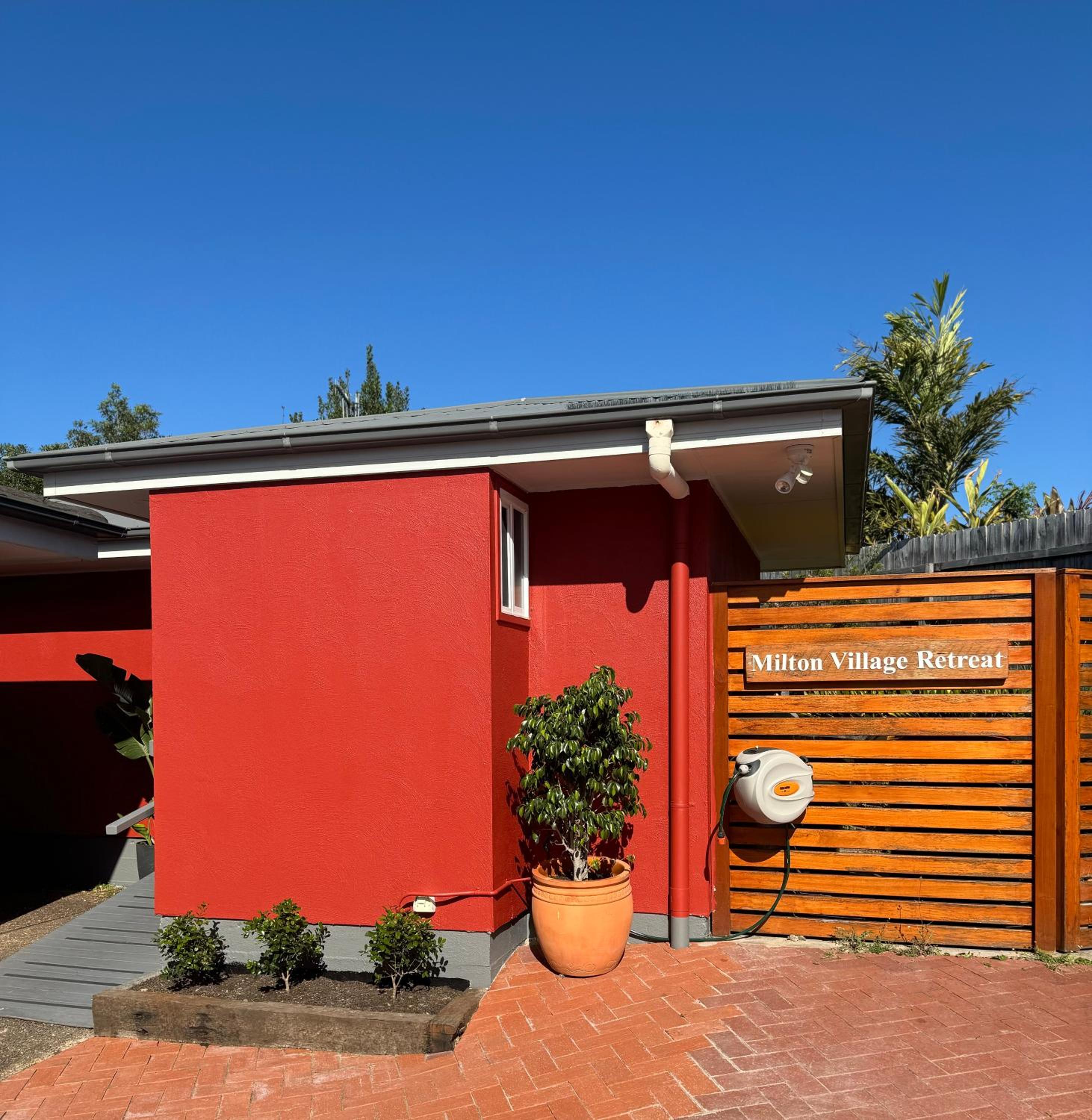 Milton Village Retreat - secluded comfort