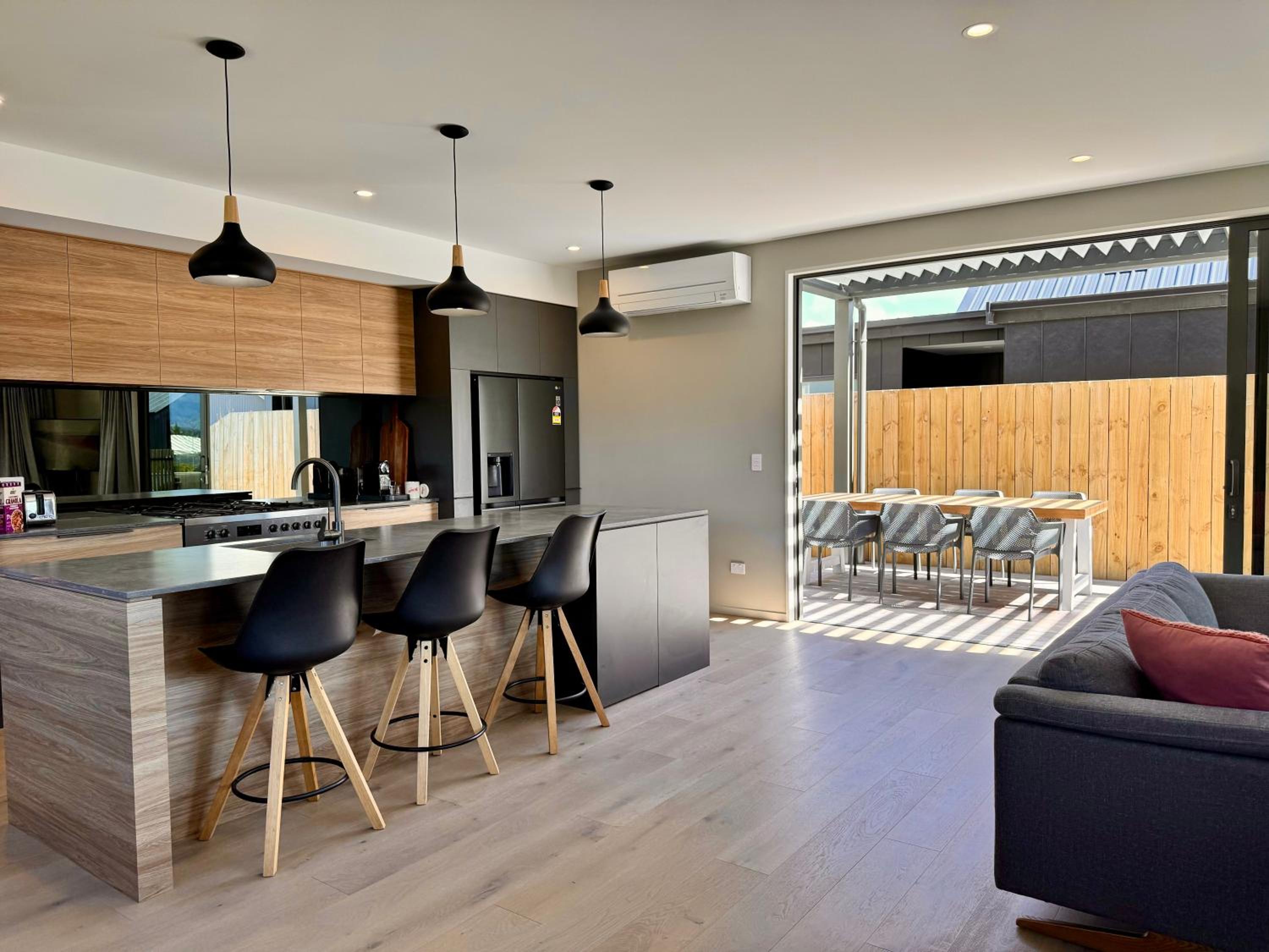 Glenshee Getaway - Modern Wanaka Home view 4
