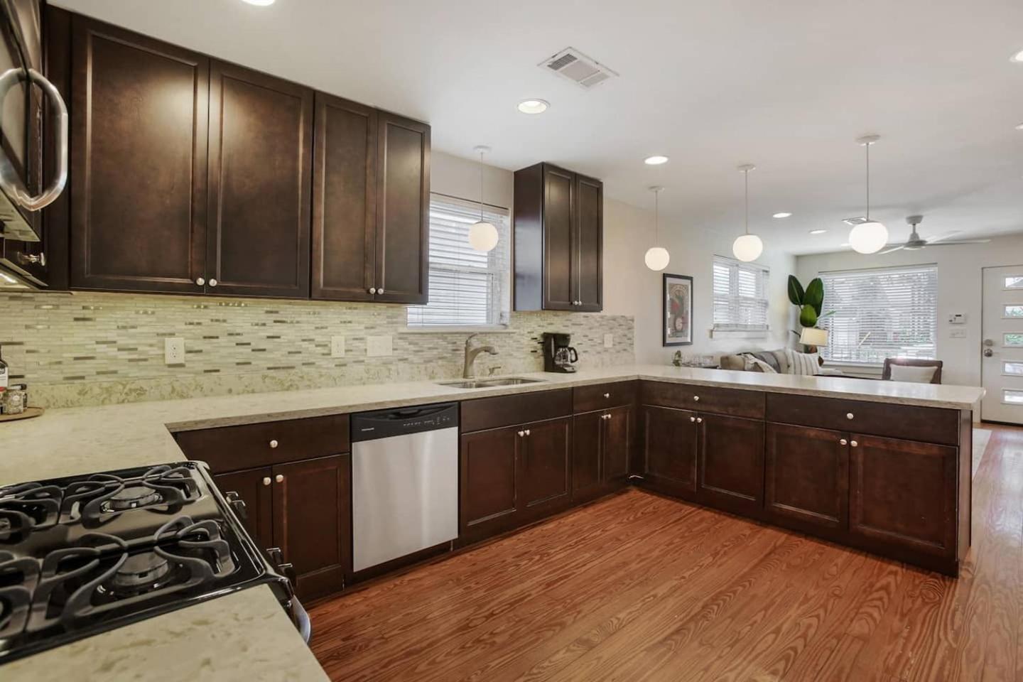 Charming Home W Huge Yard Near Bayoucity Park! view 5