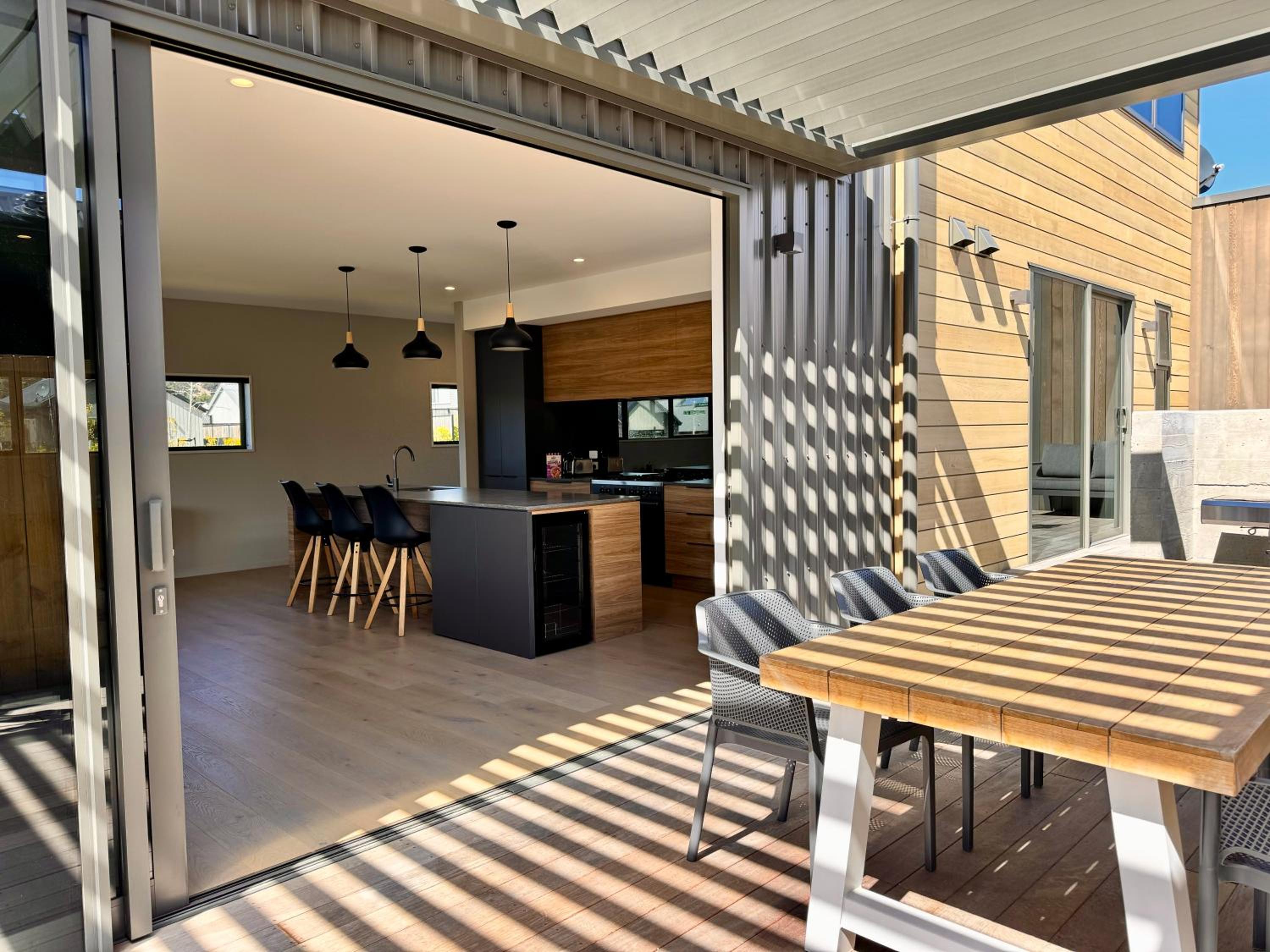 Glenshee Getaway - Modern Wanaka Home view 3