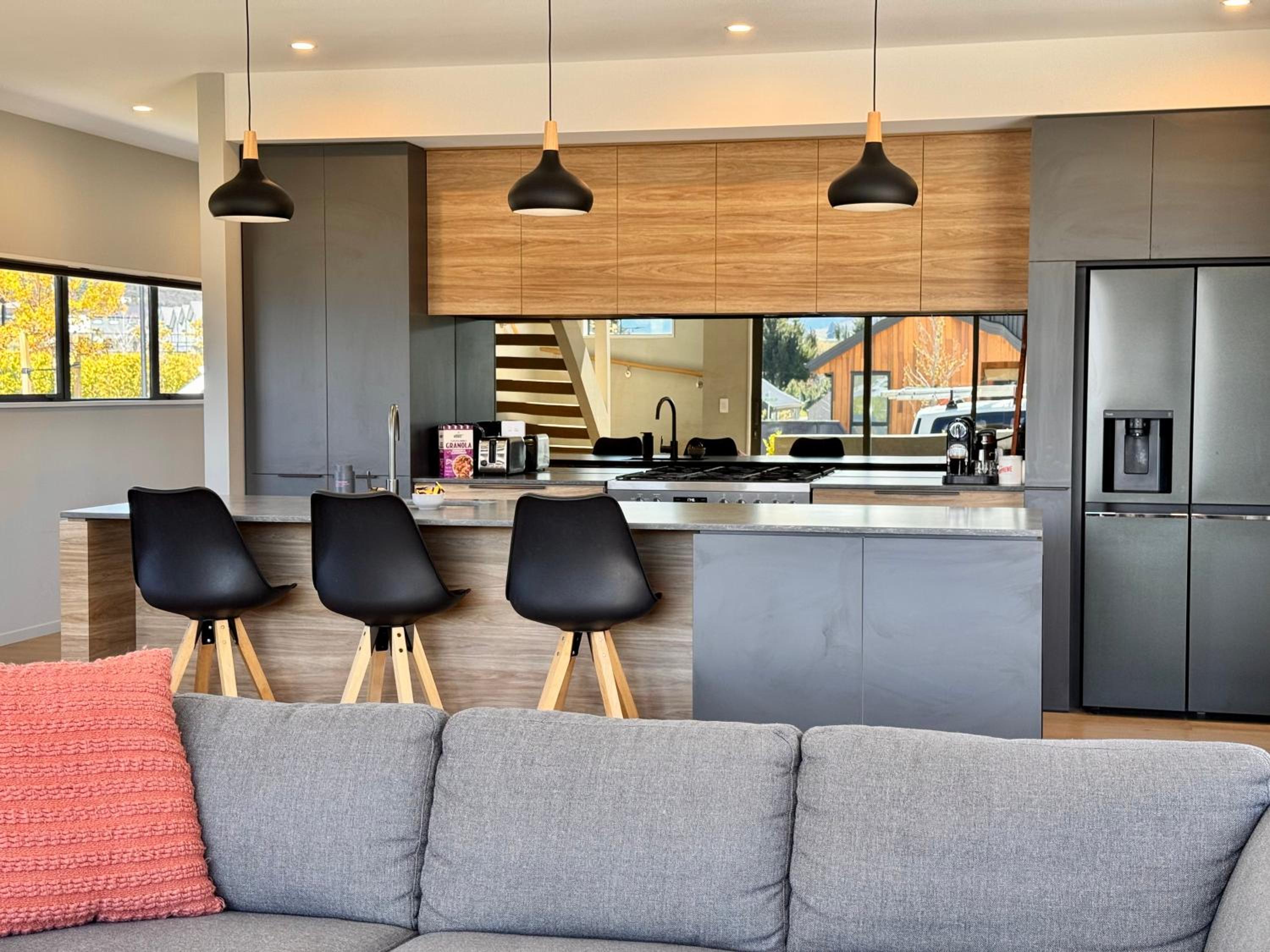 Glenshee Getaway - Modern Wanaka Home view 2