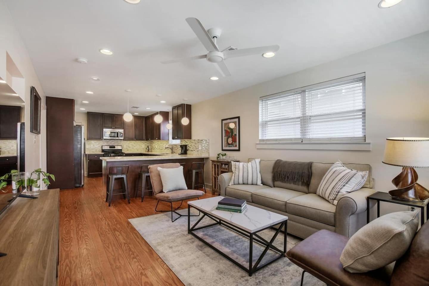 Charming Home W Huge Yard Near Bayoucity Park! view 3