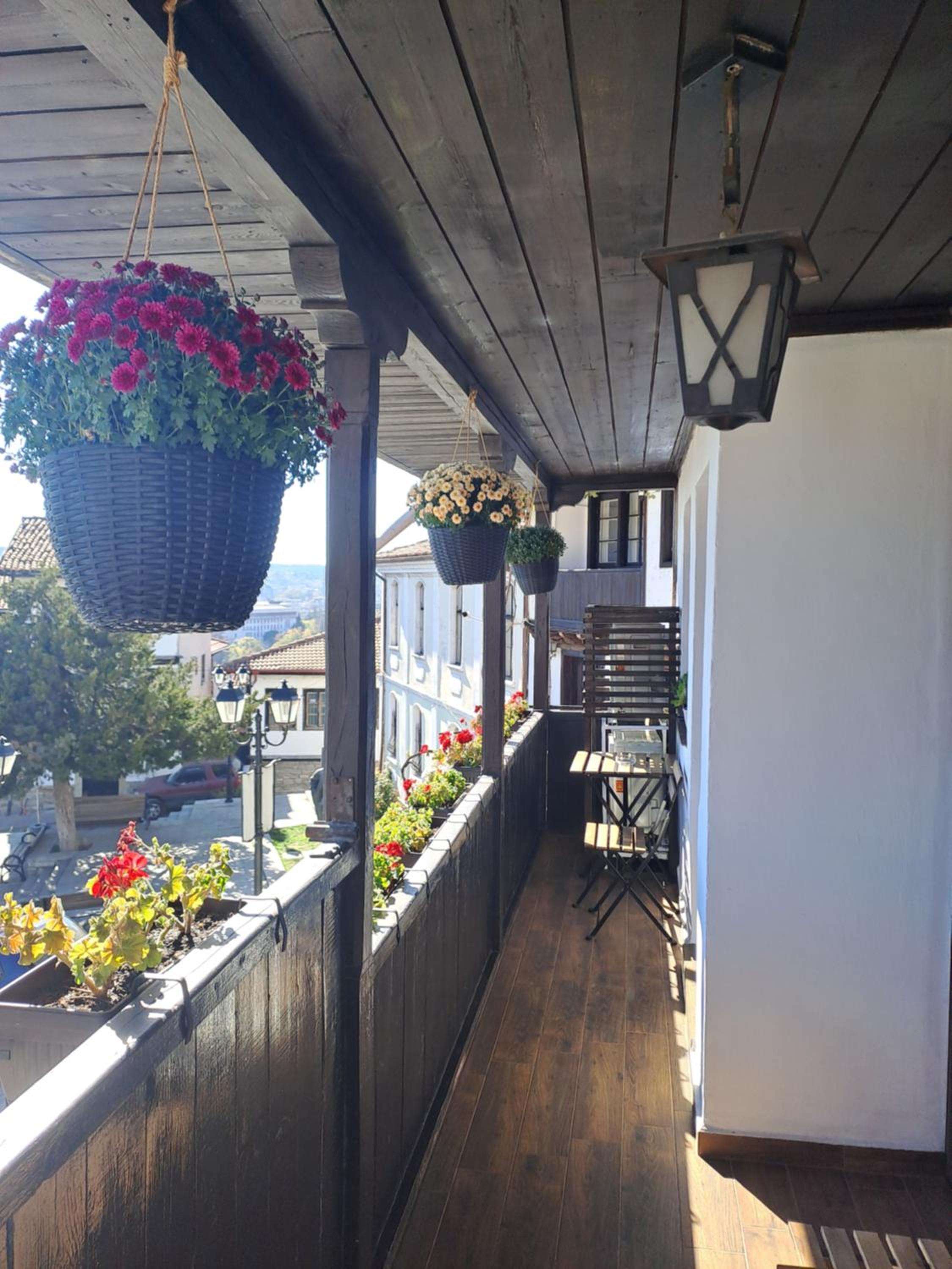 LAZARA Guest House