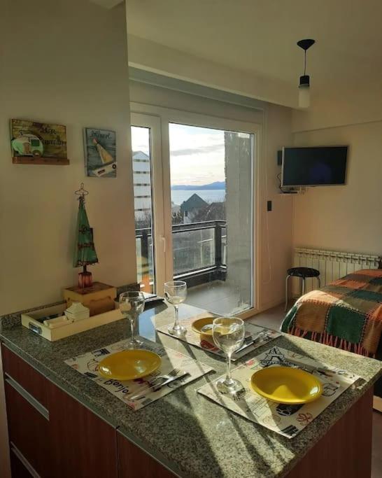 Nuevo Piso Céntrico con Hermosa Vista al lago y al Atardecer a 2 cuadras de Mitre 30 OFF