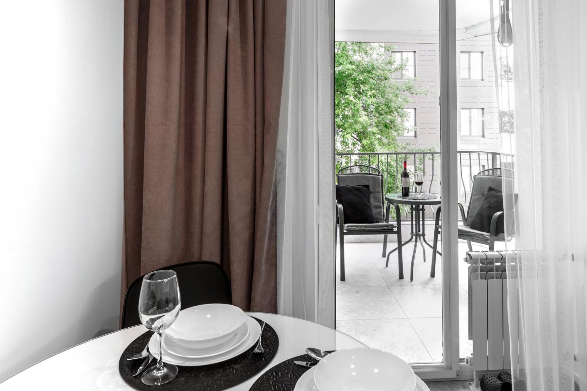 2 bedroom apartment in Century City with balcony view 4