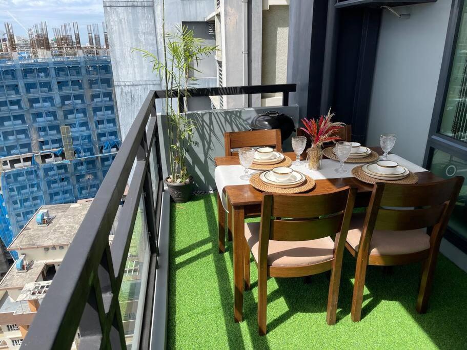 Condo near BGC and Megamall with free parking and Videoke view 3