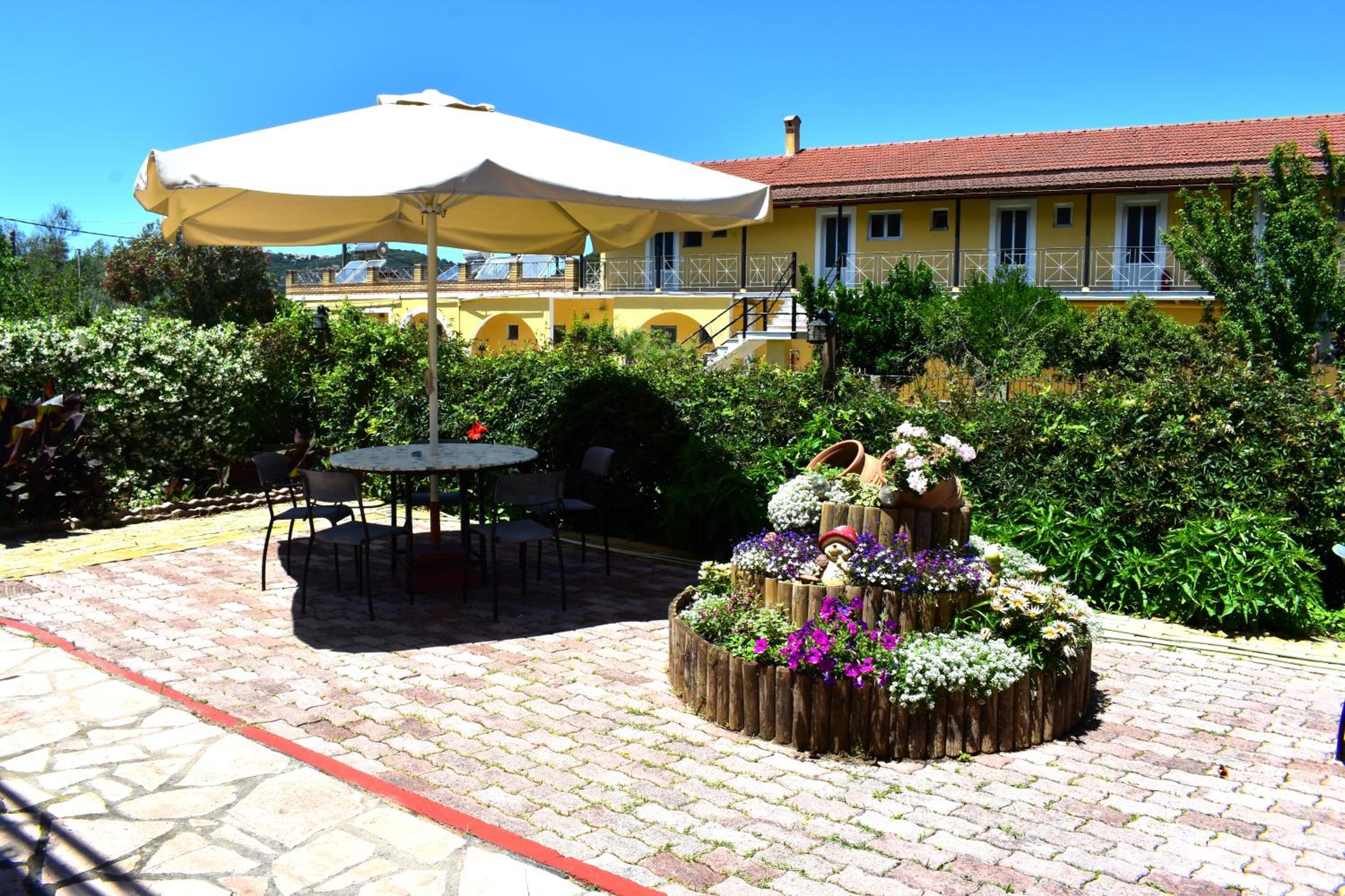 Kostas Apartments & studios
