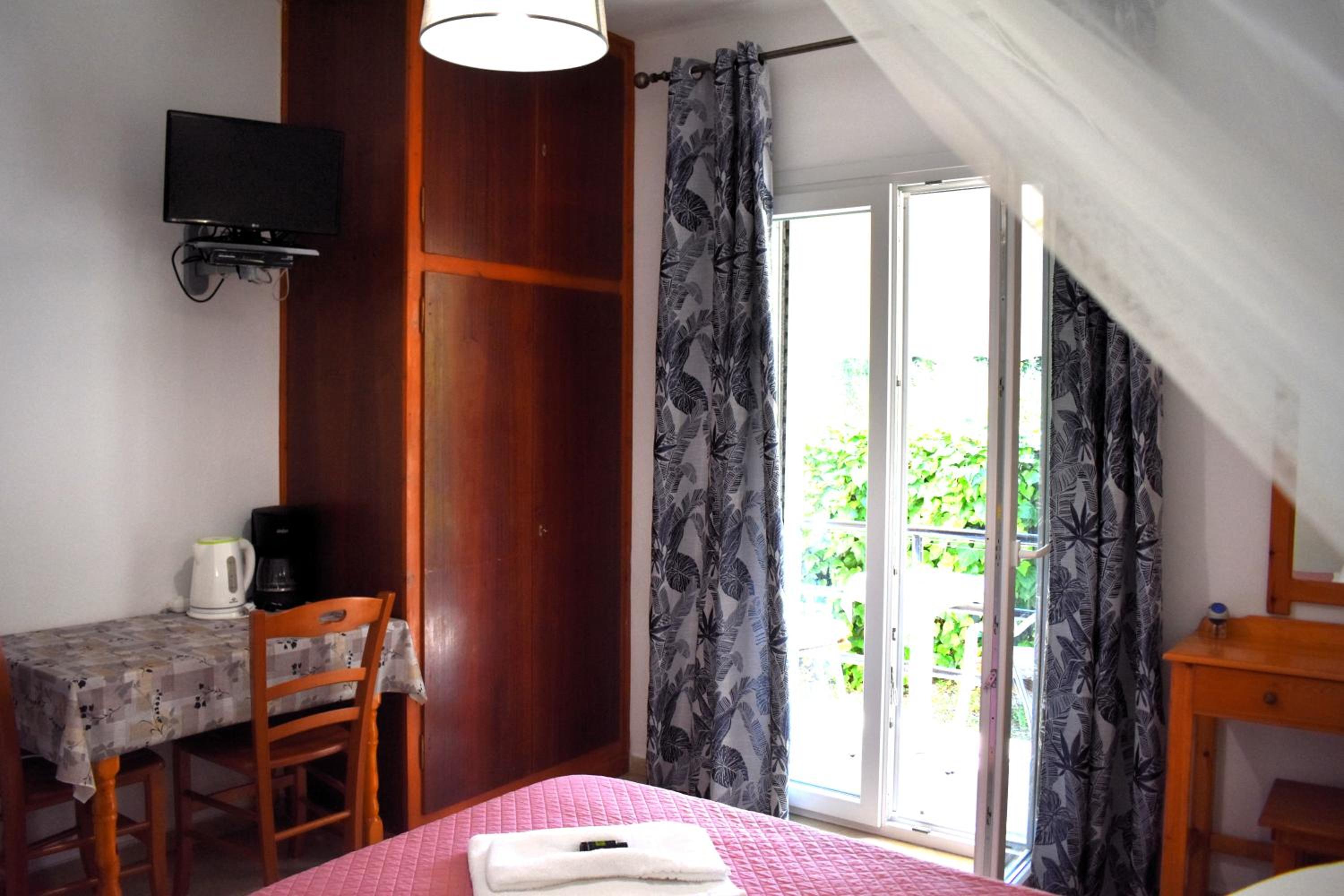 Kostas Apartments & studios