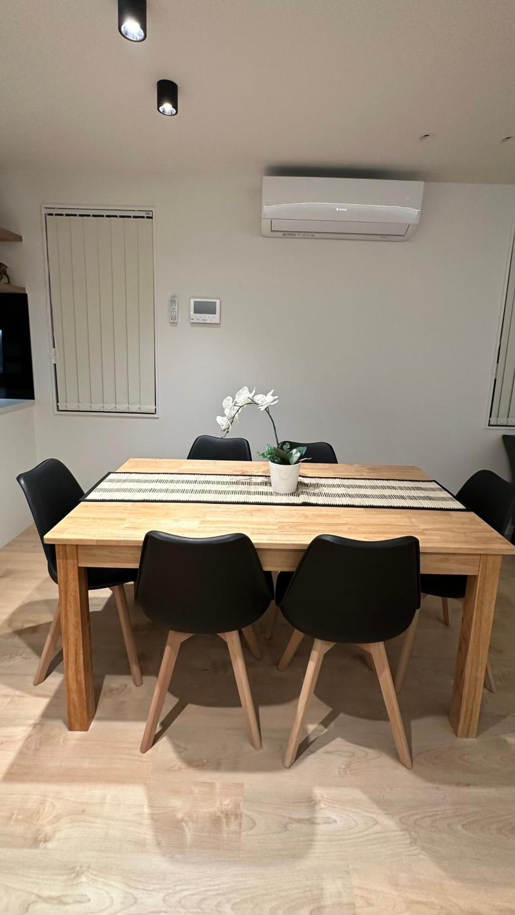Stylish New & Cosy 3-Bedroom Entire Home in Auckland, Free Parking - Perfect for Your Next Getaway! view 2