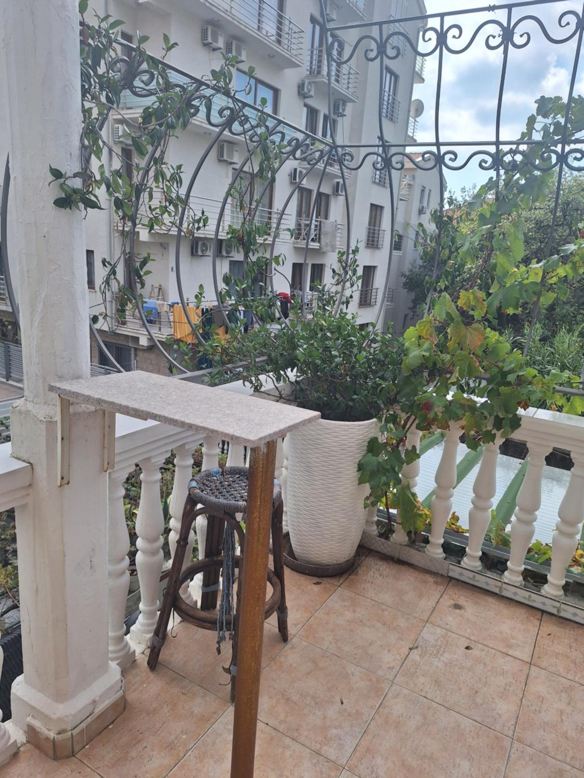Apartment at villa with pool view 4