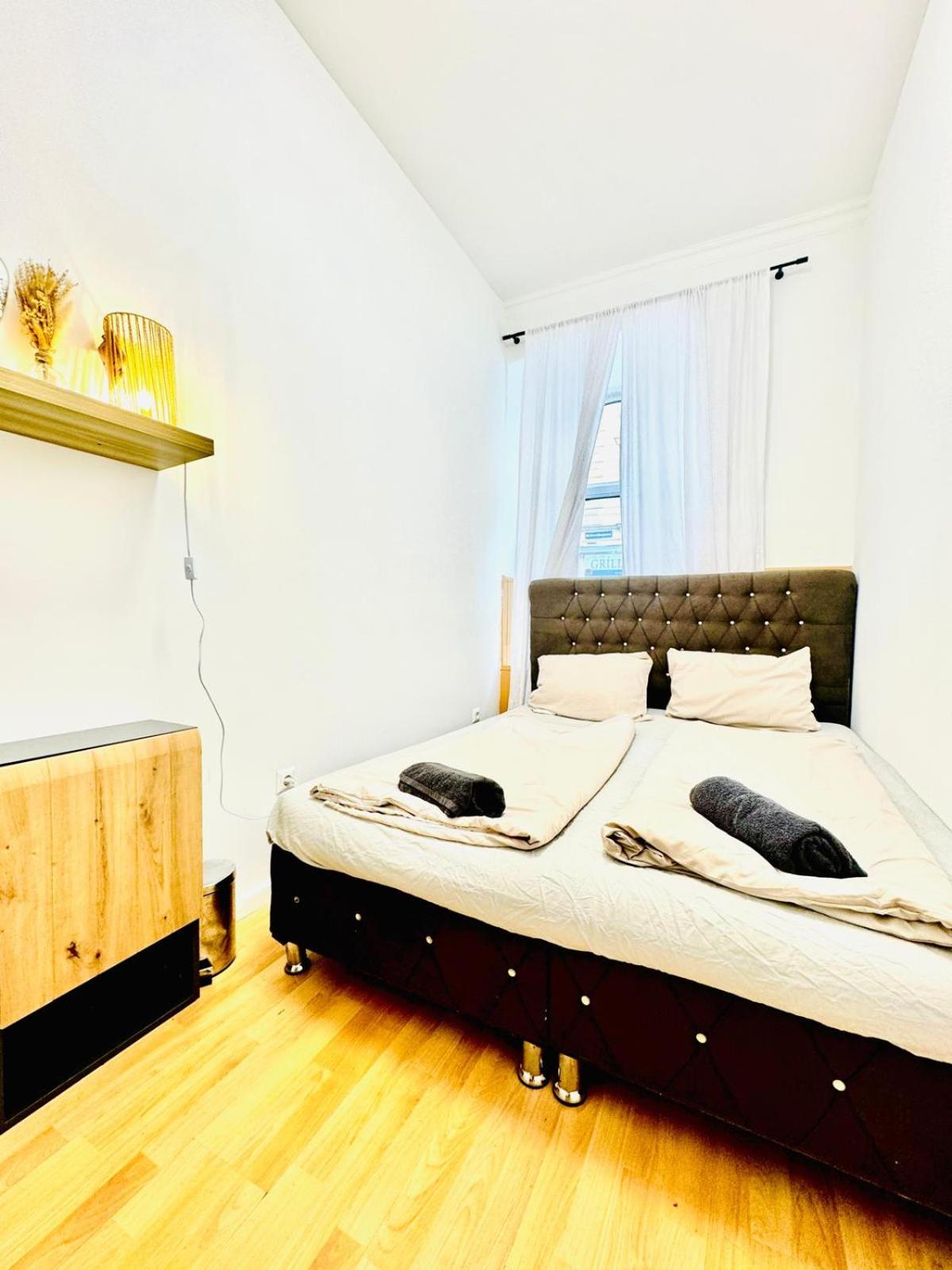 10 BR Apartment for Groups, 8-Min to Rathausplatz