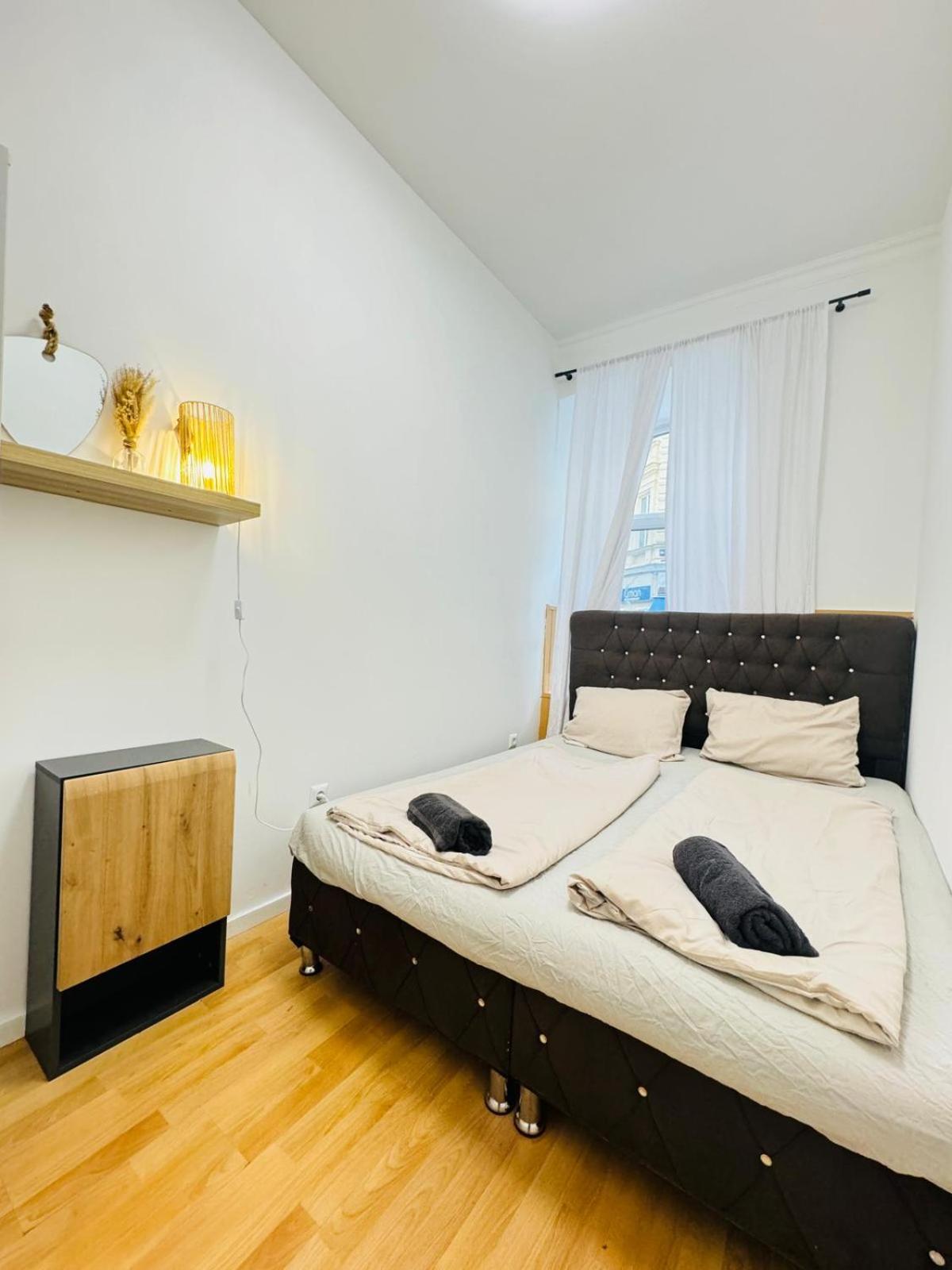 10 BR Apartment for Groups, 8-Min to Rathausplatz