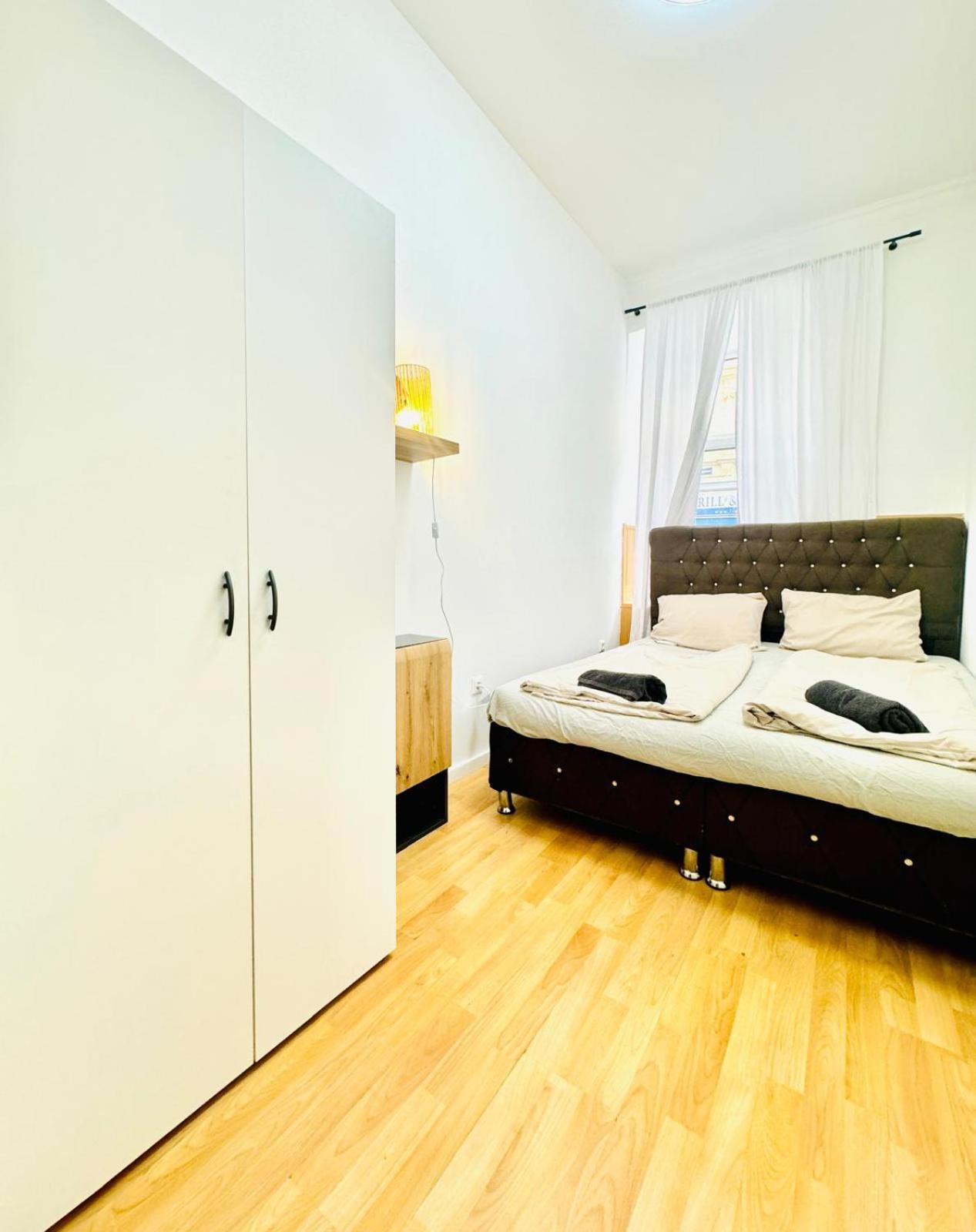 10 BR Apartment for Groups, 8-Min to Rathausplatz