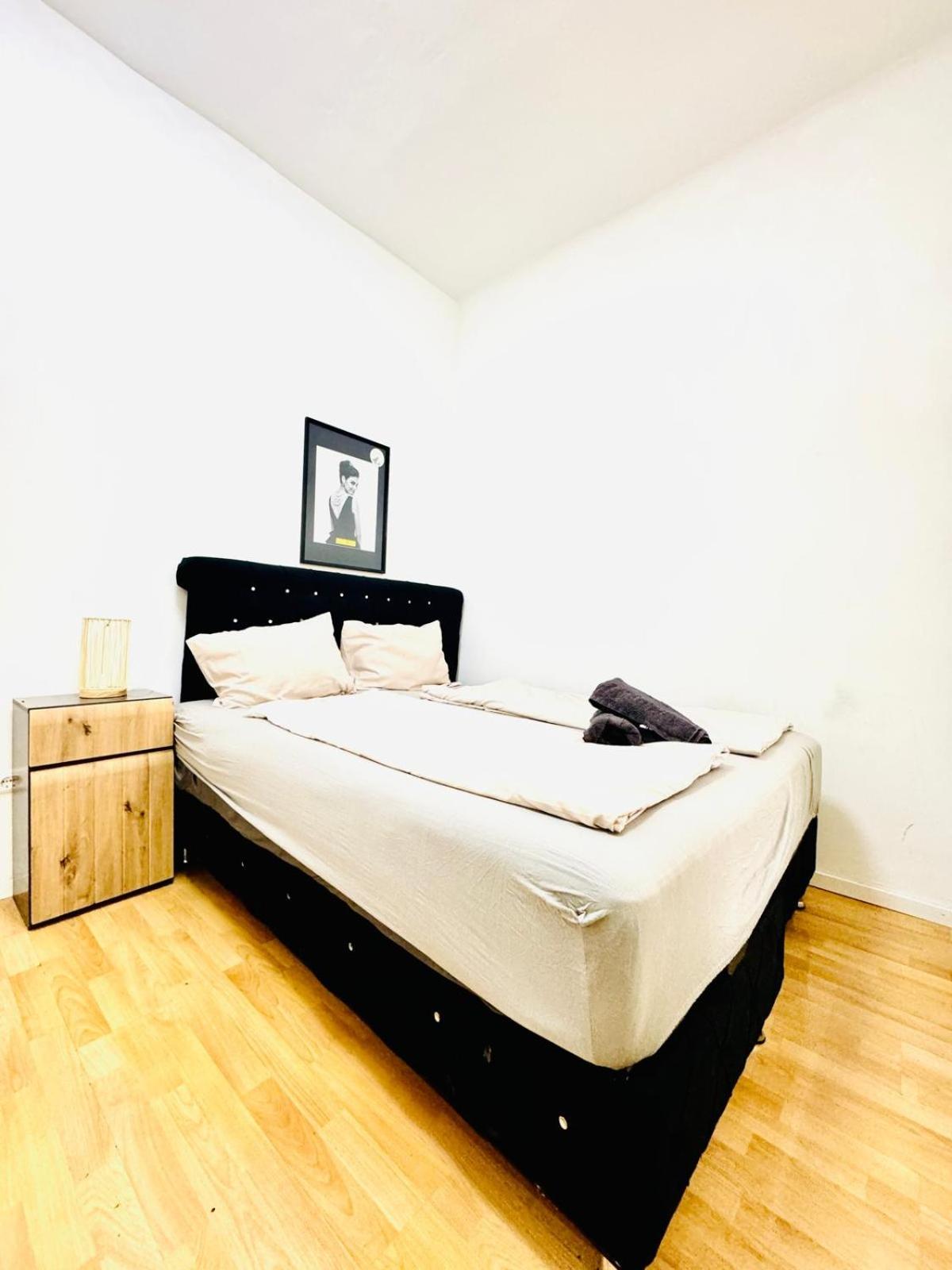 10 BR Apartment for Groups, 8-Min to Rathausplatz