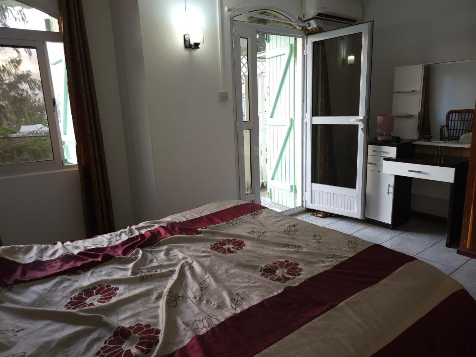 Les Badamiers Seafont Apartment - Blue Bay view 3