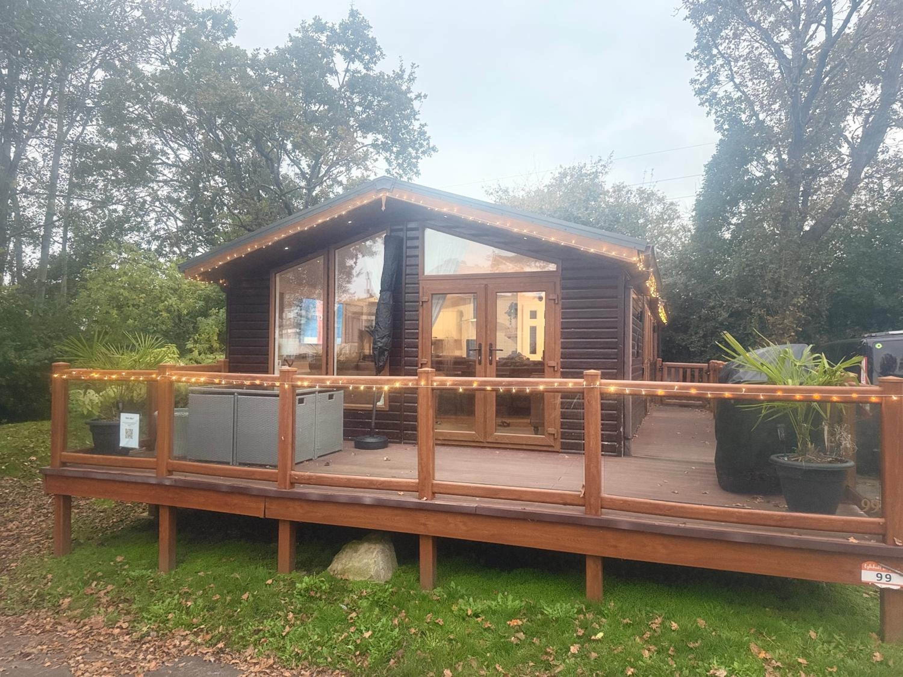 Falcove Lodge - 3 bedroom luxury lodge, 5G WiFi, full Sky TV, free parking & close to beach view 3
