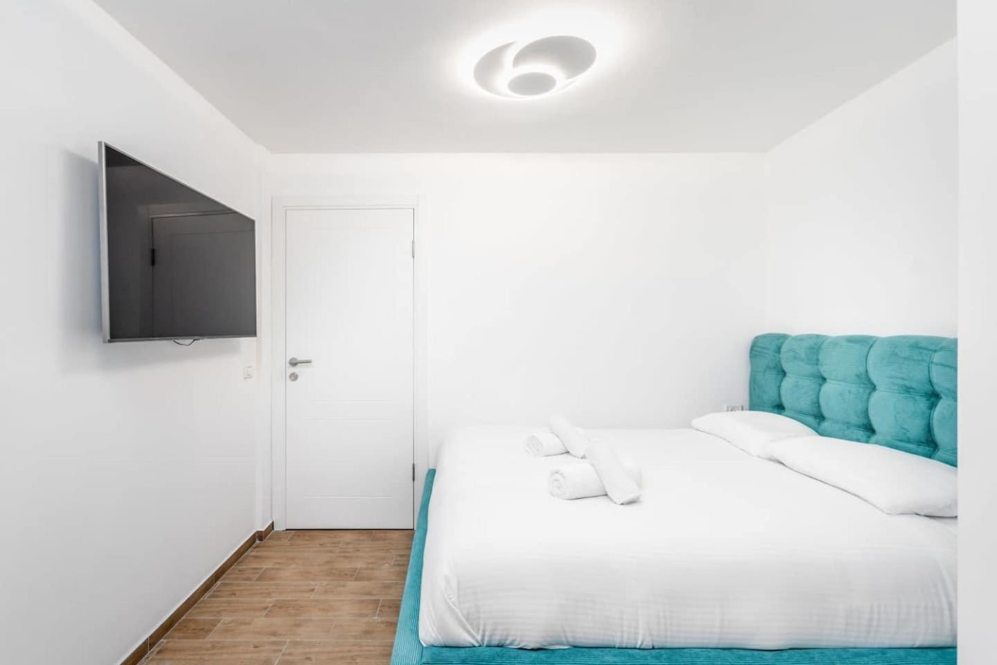 Gordon Area - SUITE THREE view 2