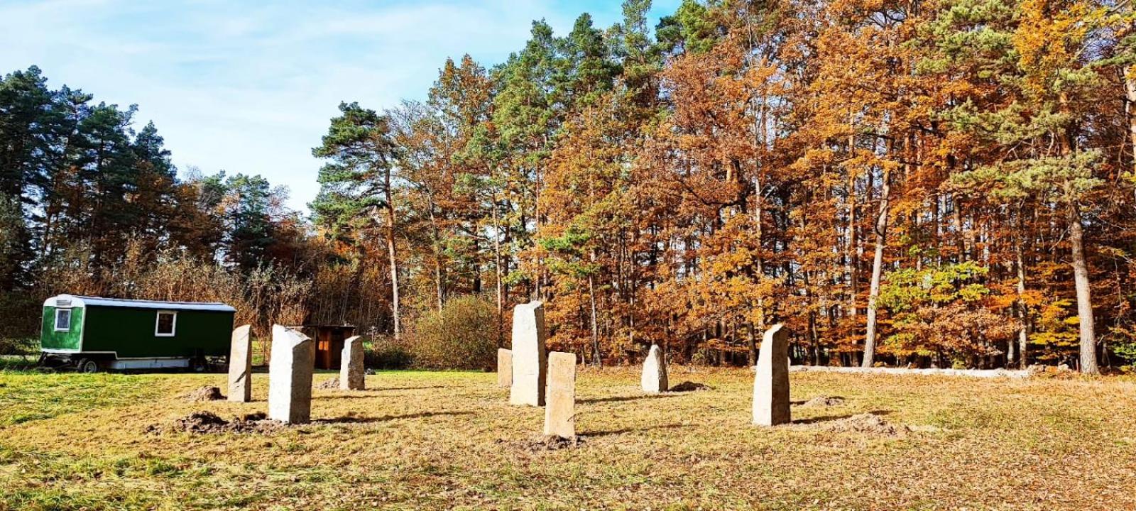 Maringotka Slaměnka u menhirového kruhu - U Slaměnky