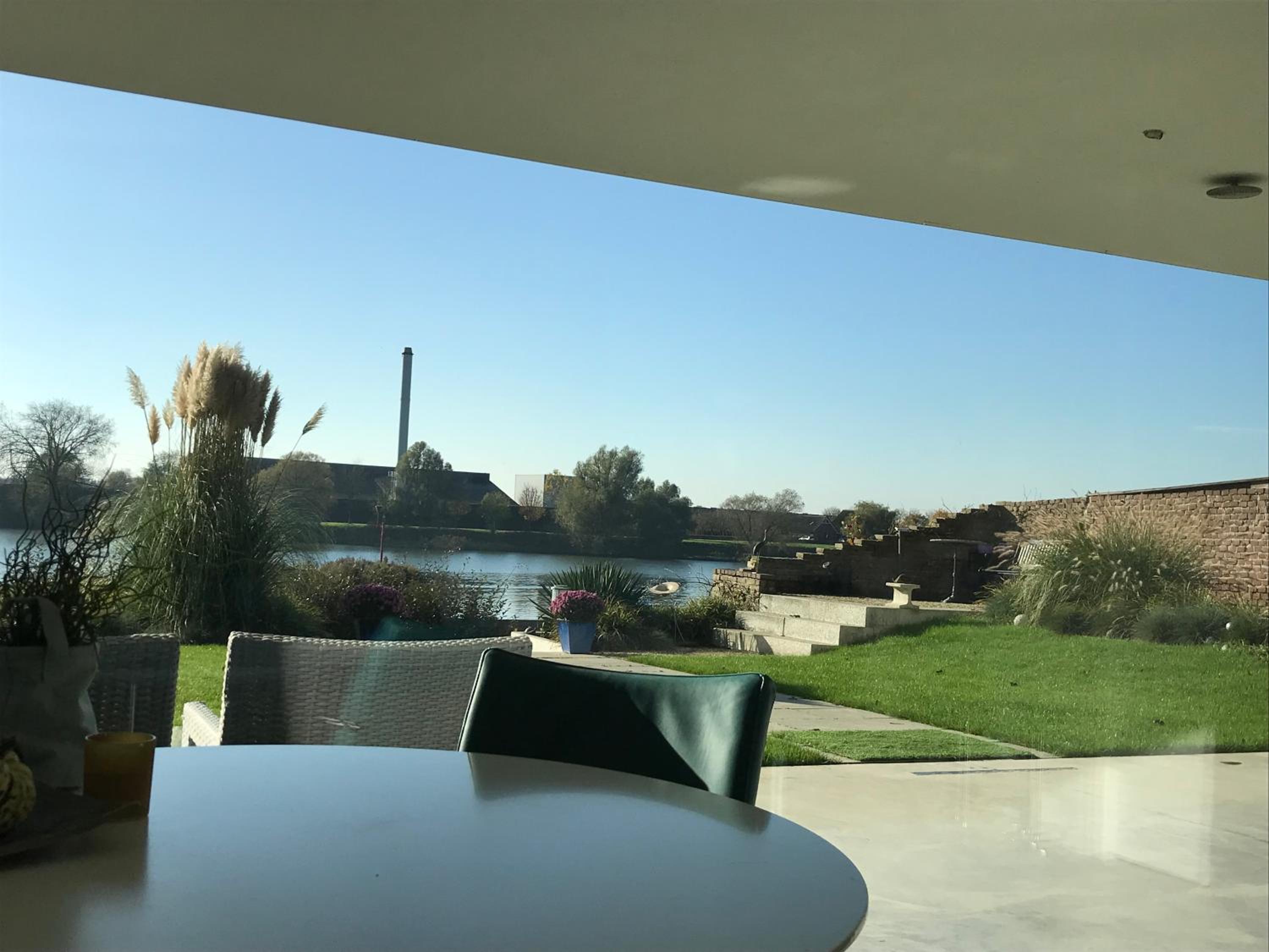 Luxe apartment direct aan de rivier view 5