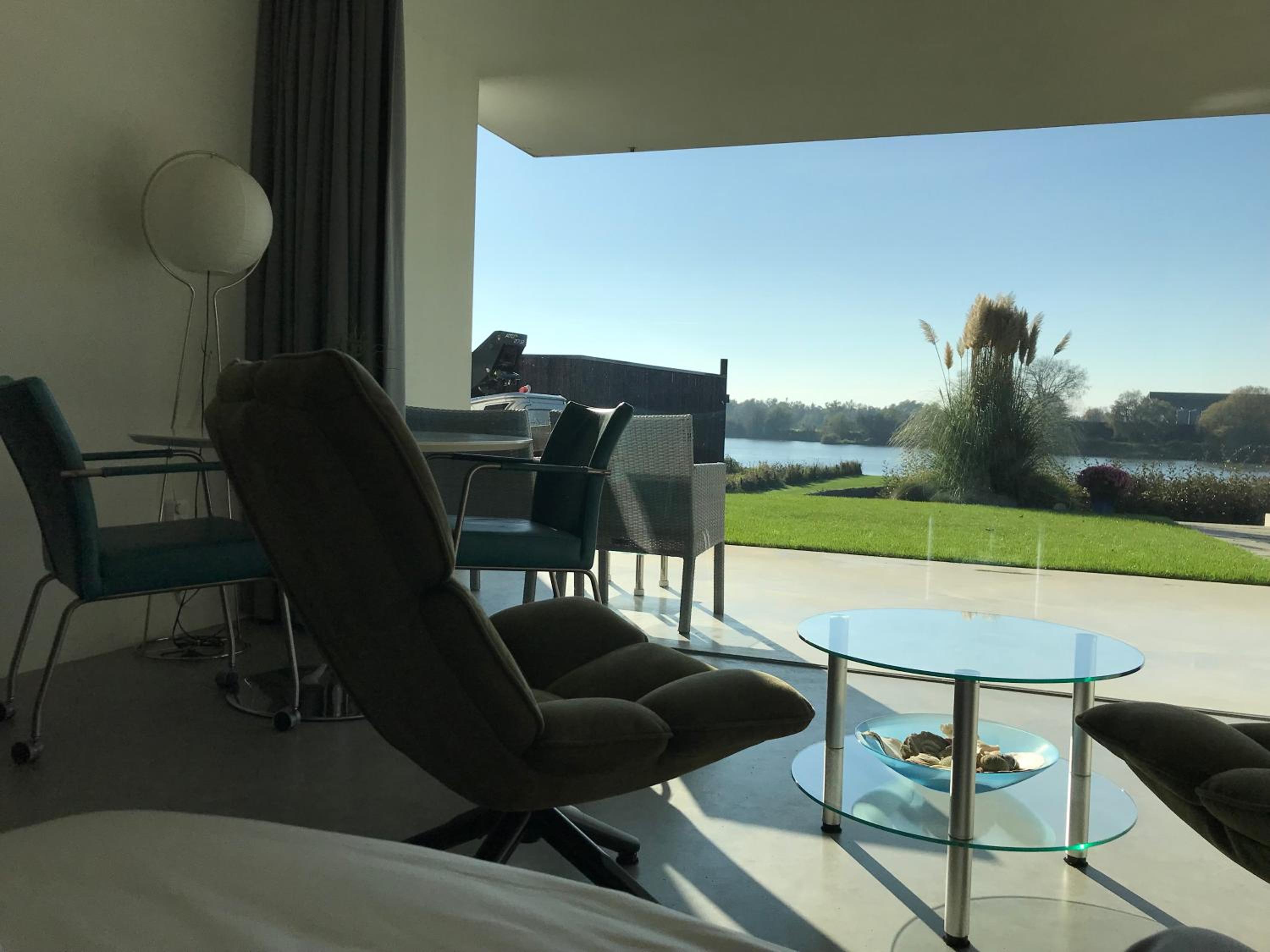 Luxe apartment direct aan de rivier view 3
