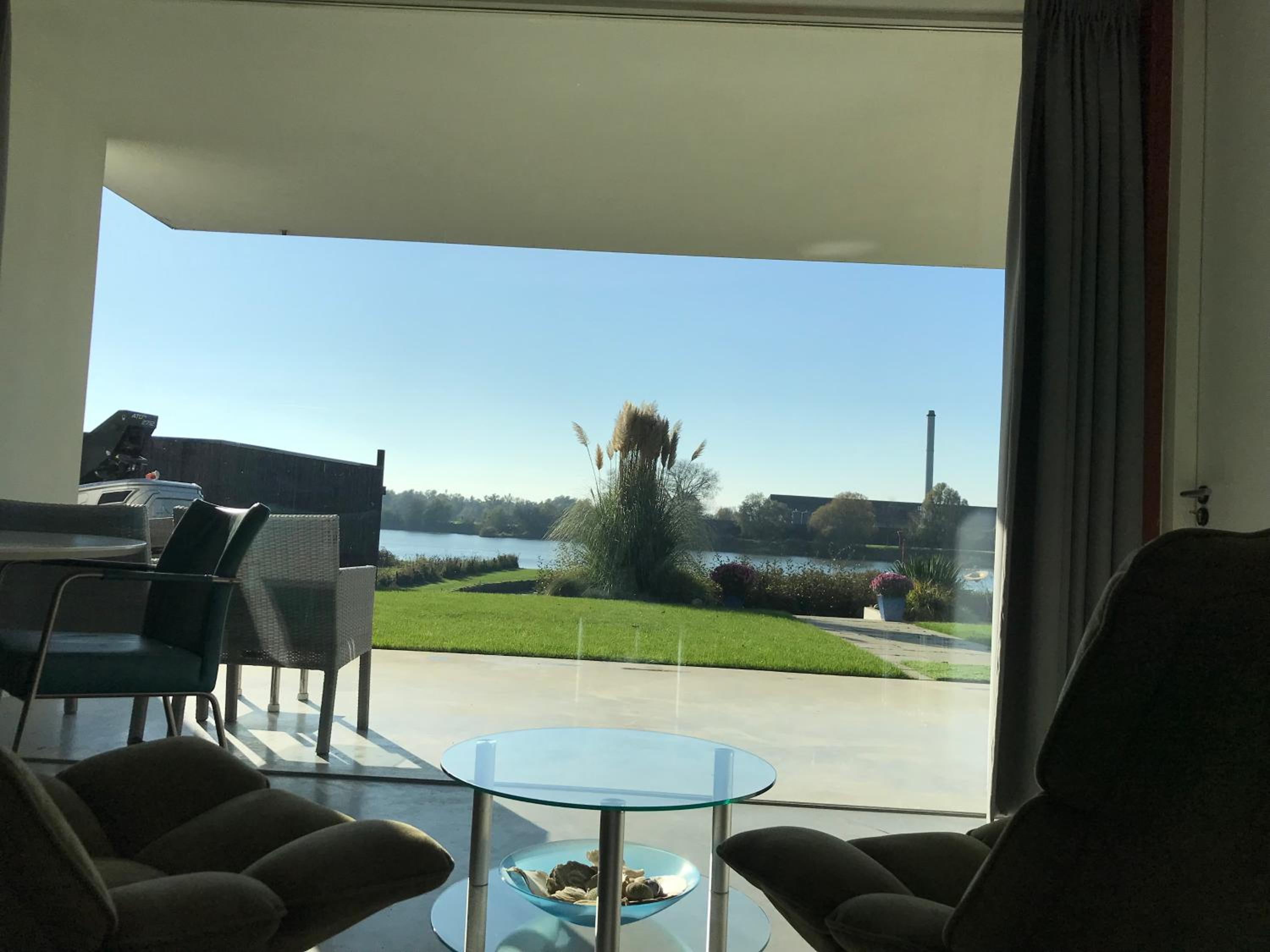 Luxe apartment direct aan de rivier view 2