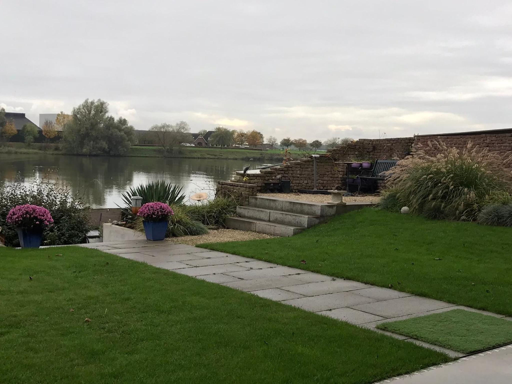 Luxe apartment direct aan de rivier view 4