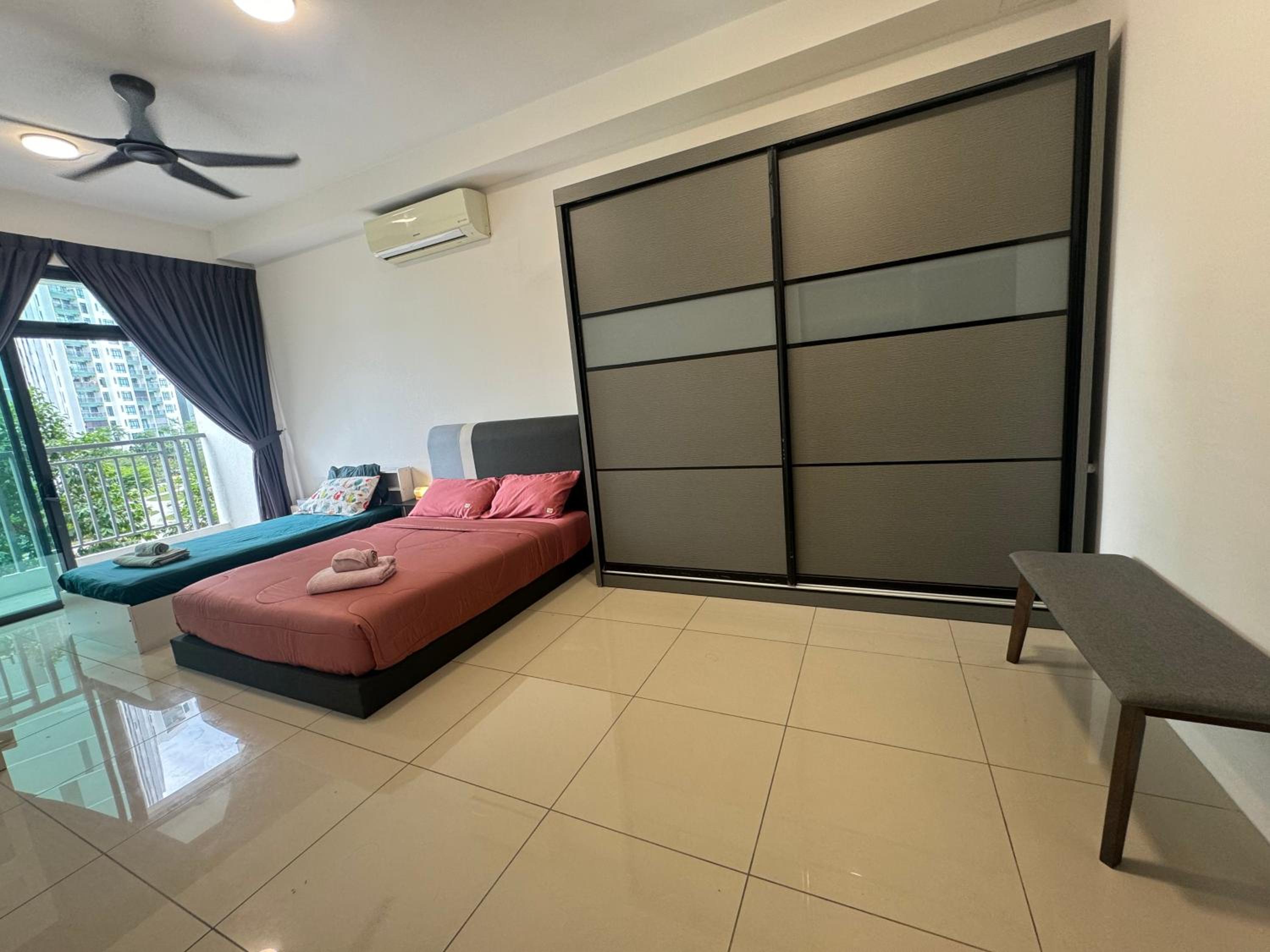 HomeNest JB City Poolview suite by Cozy Home