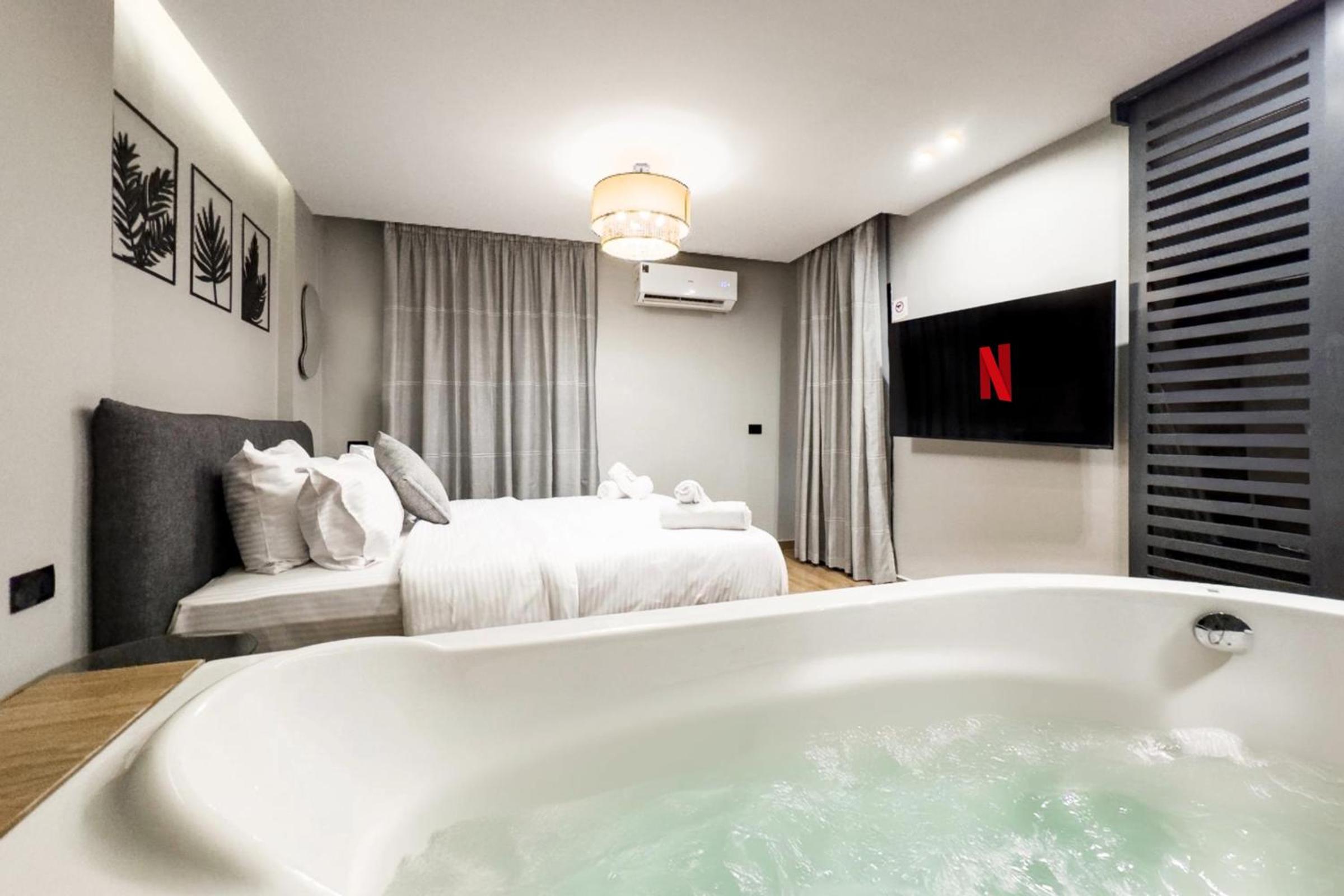 The 1BDR Slate Space w Jacuzzi 5min to CAI Airport