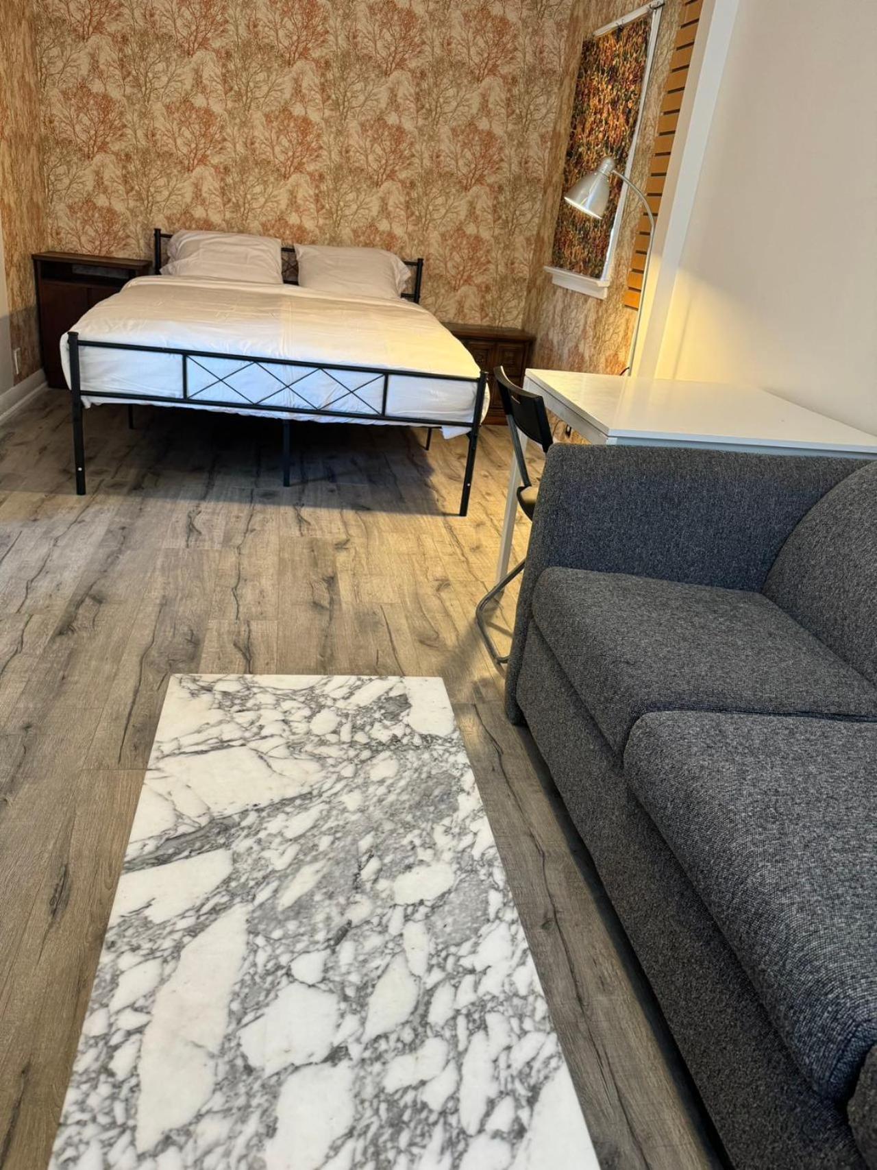 Spacious Urban Retreat Queen Bed & Sofa Bed Near Finch Subway Sleeps 4
