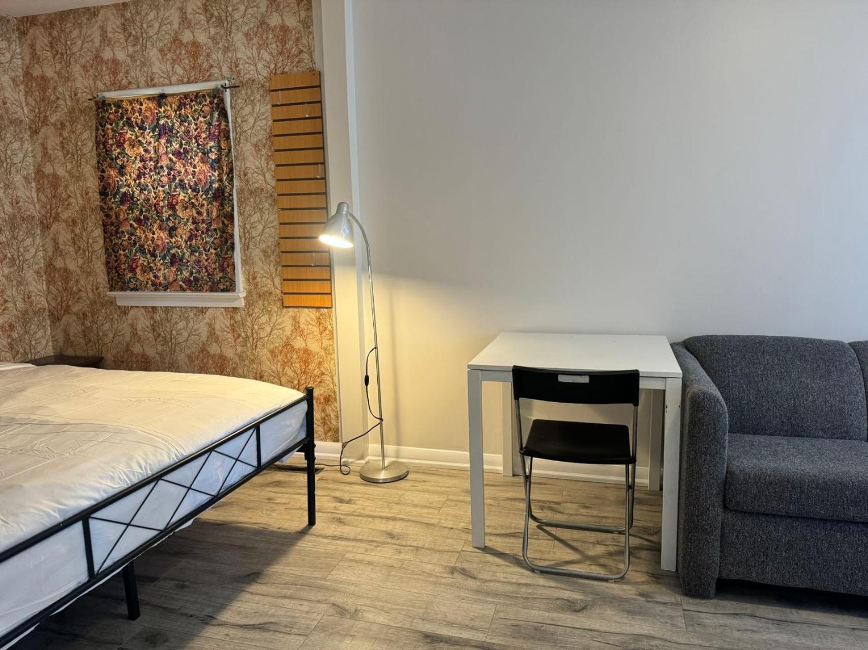 Spacious Urban Retreat Queen Bed & Sofa Bed Near Finch Subway Sleeps 4